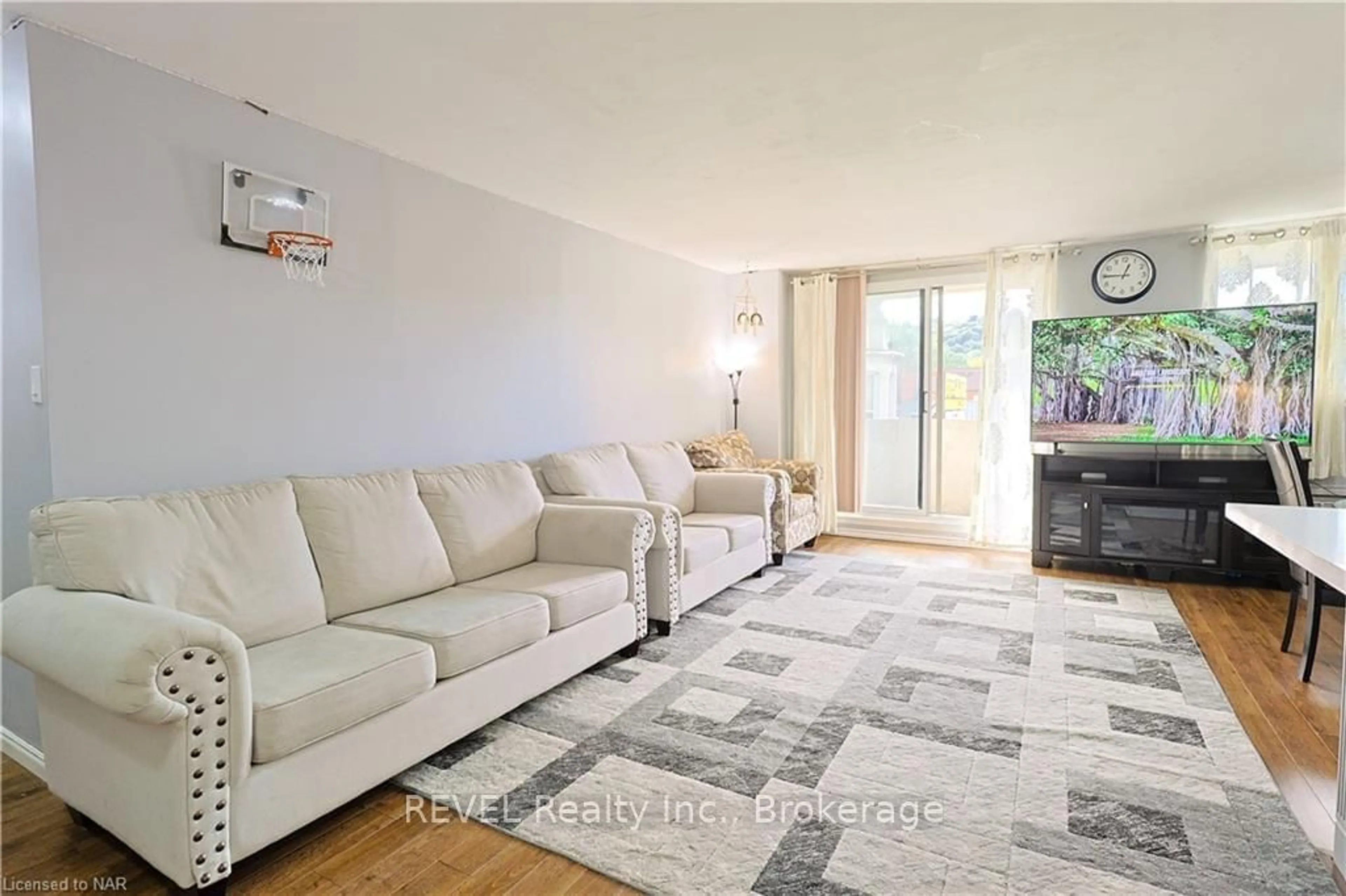 Living room, carpet floors for 21 EAST Ave #302, Hamilton Ontario L8N 2T3