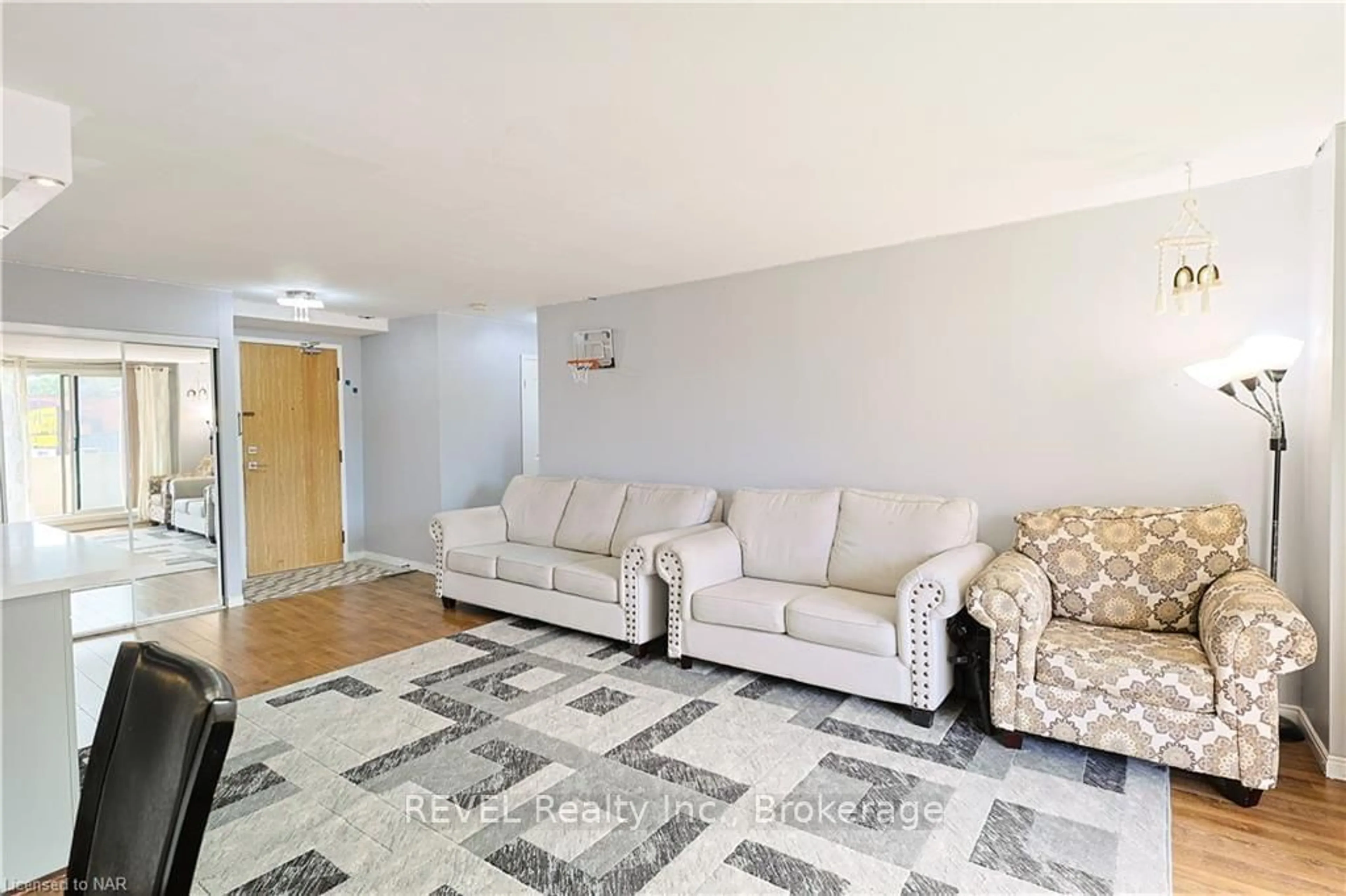 Living room, carpet floors for 21 EAST Ave #302, Hamilton Ontario L8N 2T3