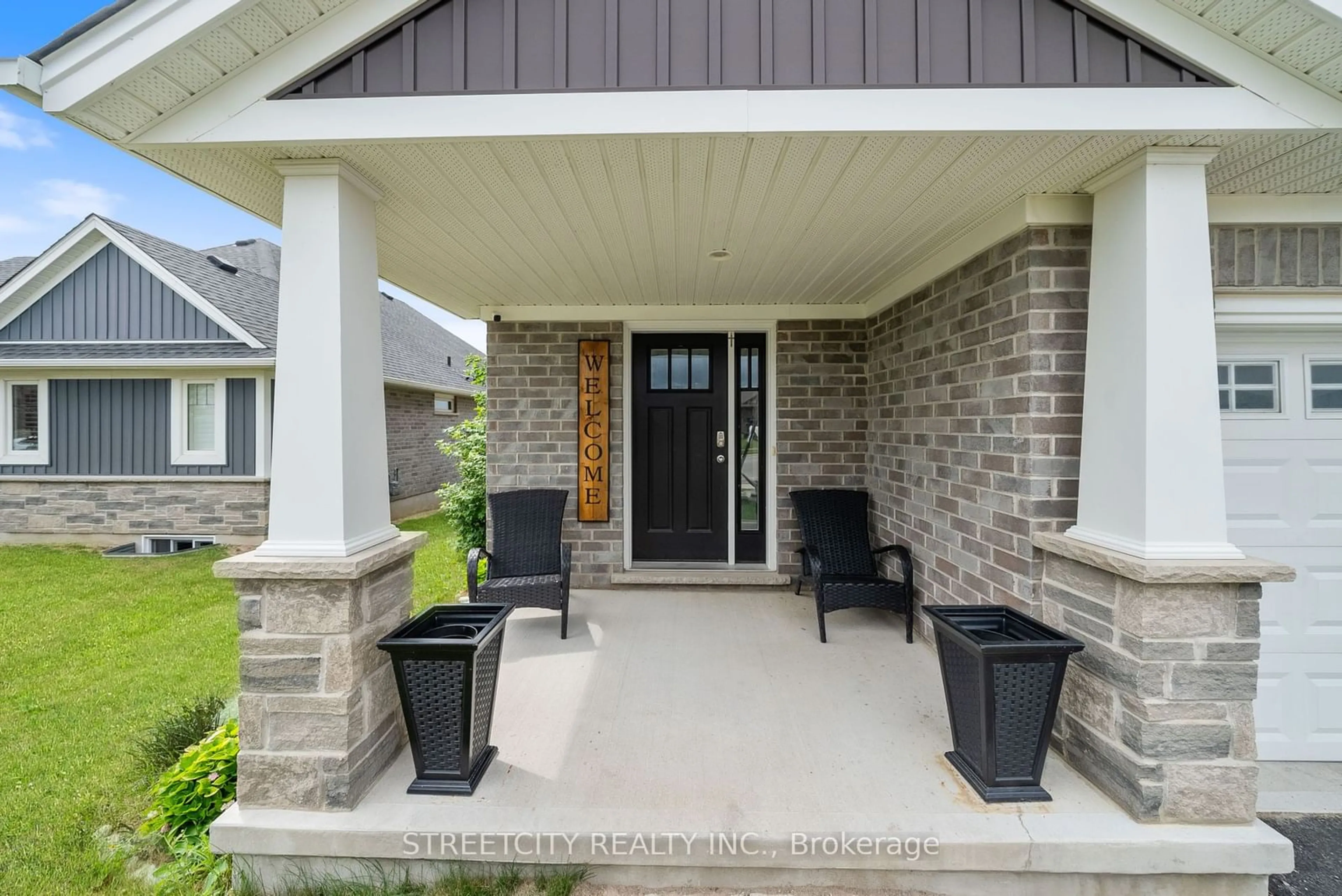 Indoor entryway, cement floor for 204 Peach Tree Blvd, St. Thomas Ontario N5R 0E3