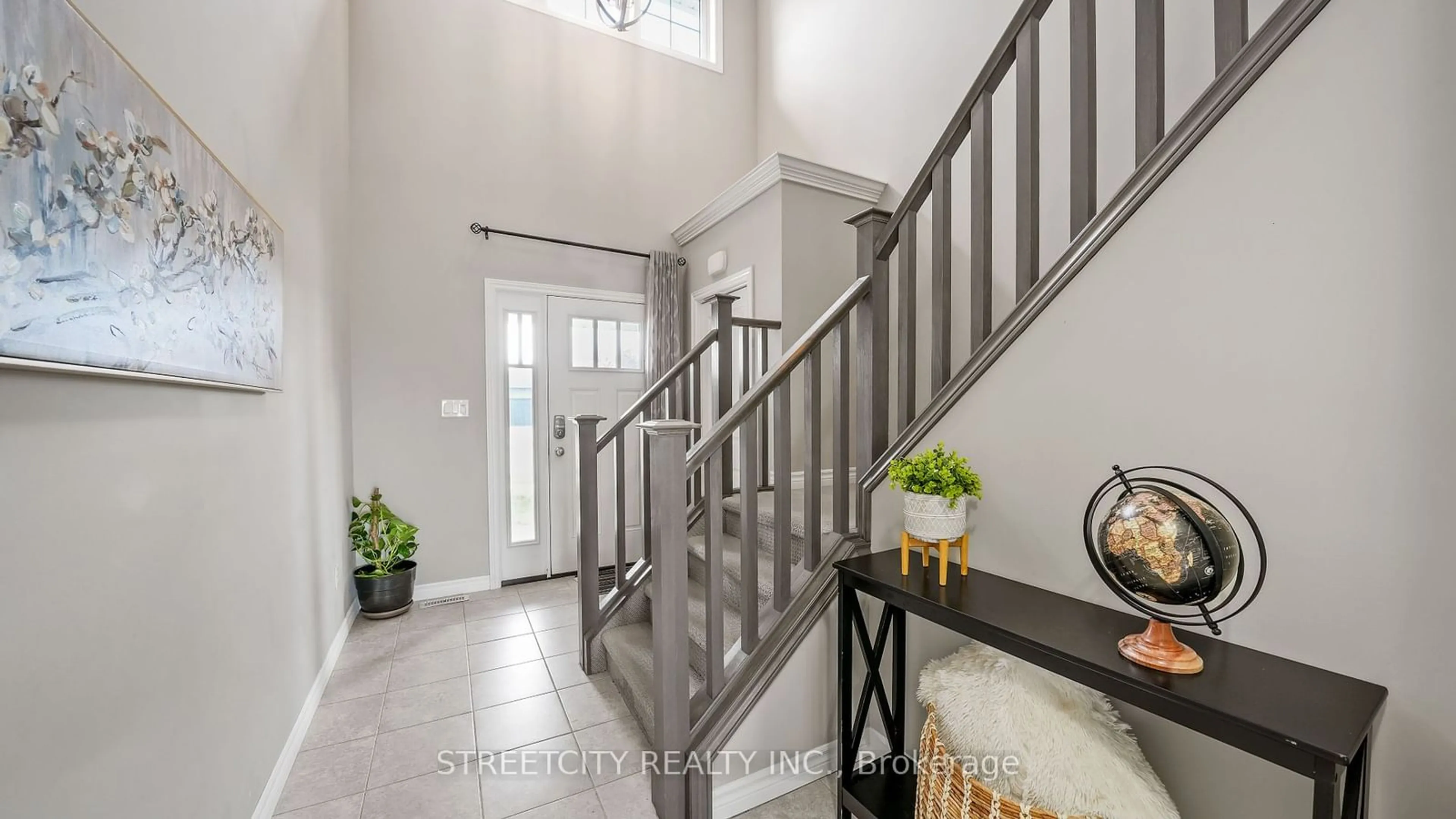 Indoor entryway, wood floors for 204 Peach Tree Blvd, St. Thomas Ontario N5R 0E3