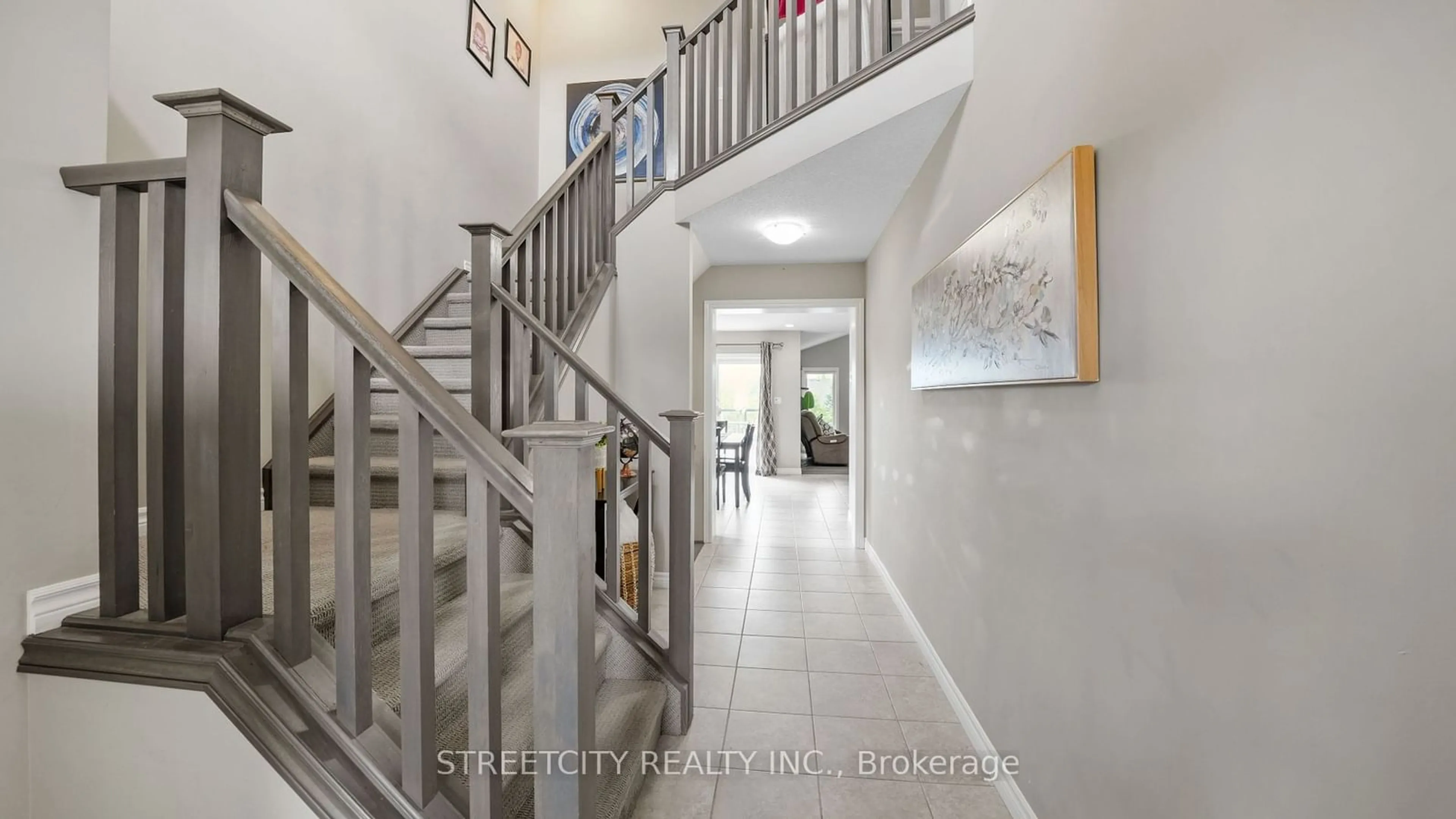 Indoor foyer, wood floors for 204 Peach Tree Blvd, St. Thomas Ontario N5R 0E3