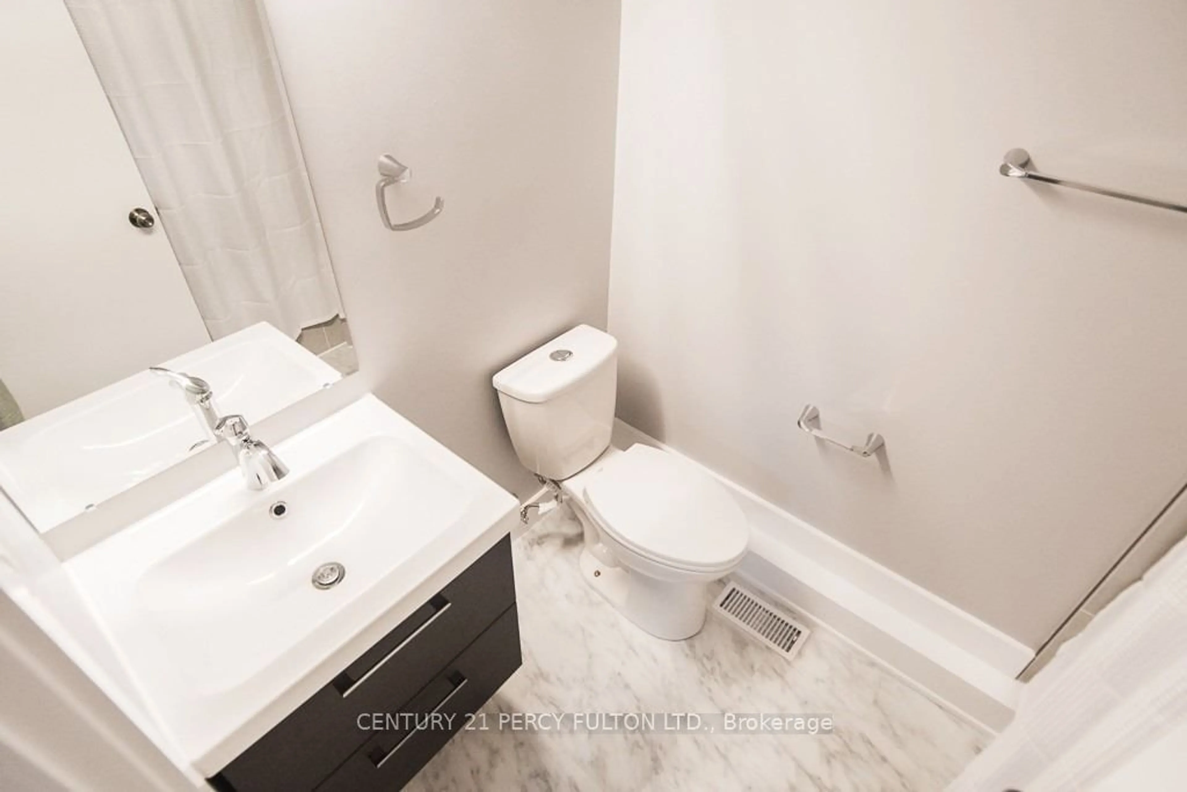 Standard bathroom, ceramic/tile floor for 146 Wilson Ave, London Ontario N6H 1X7