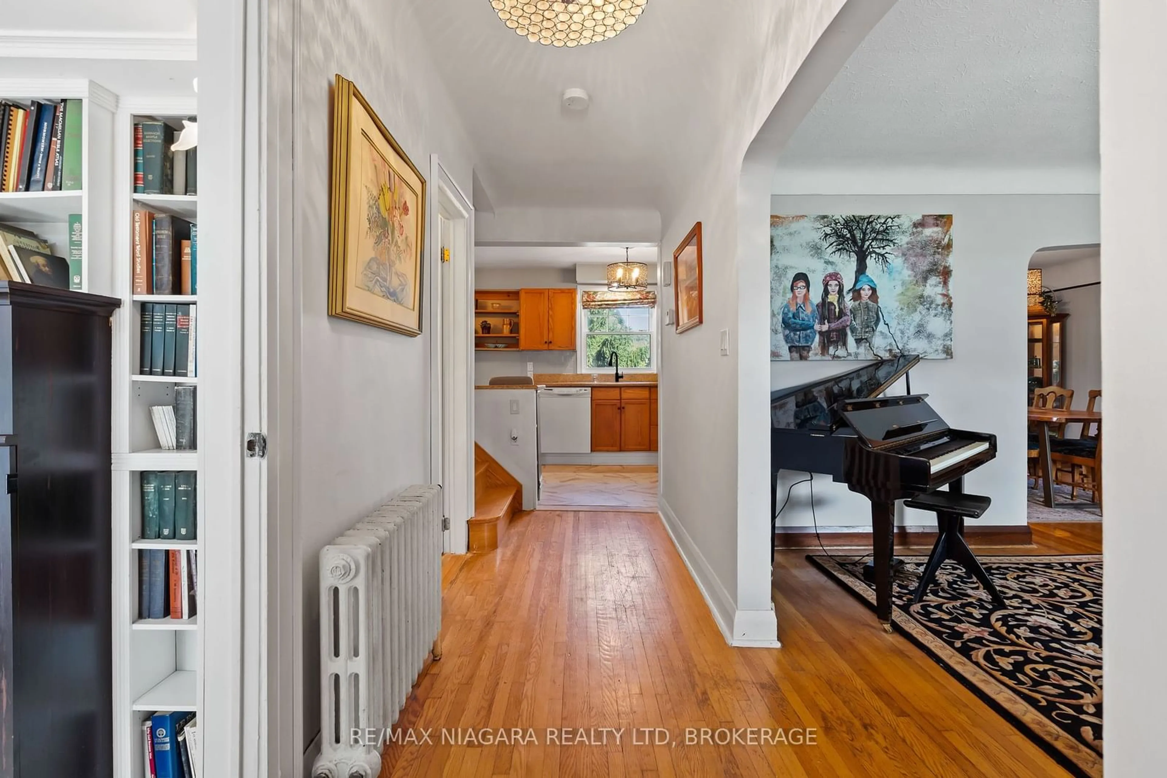 Indoor entryway, wood floors for 18 Thomas St, St. Catharines Ontario L2R 6L6