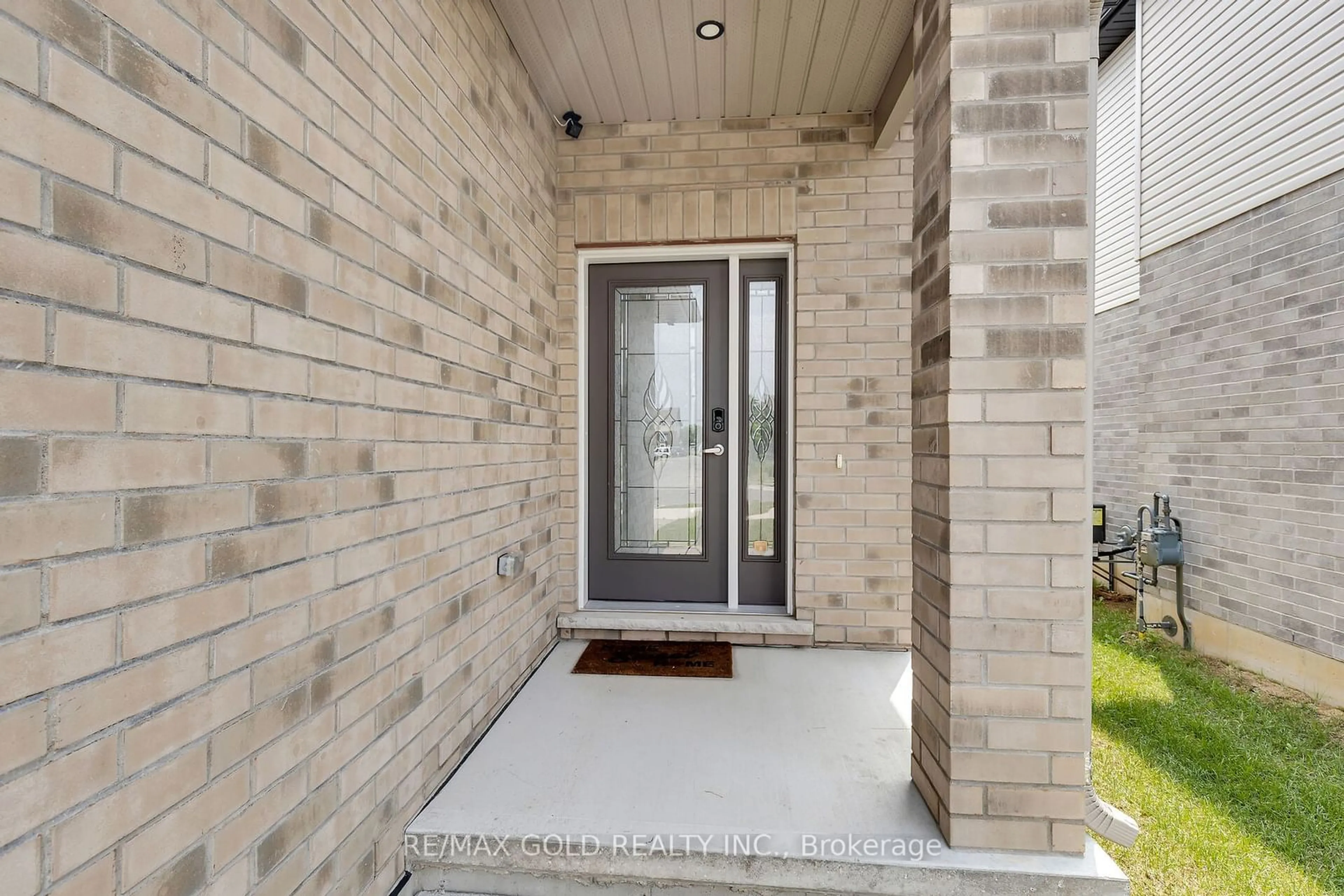 Indoor entryway, cement floor for 692 Freeport St, London Ontario N6G 0R3