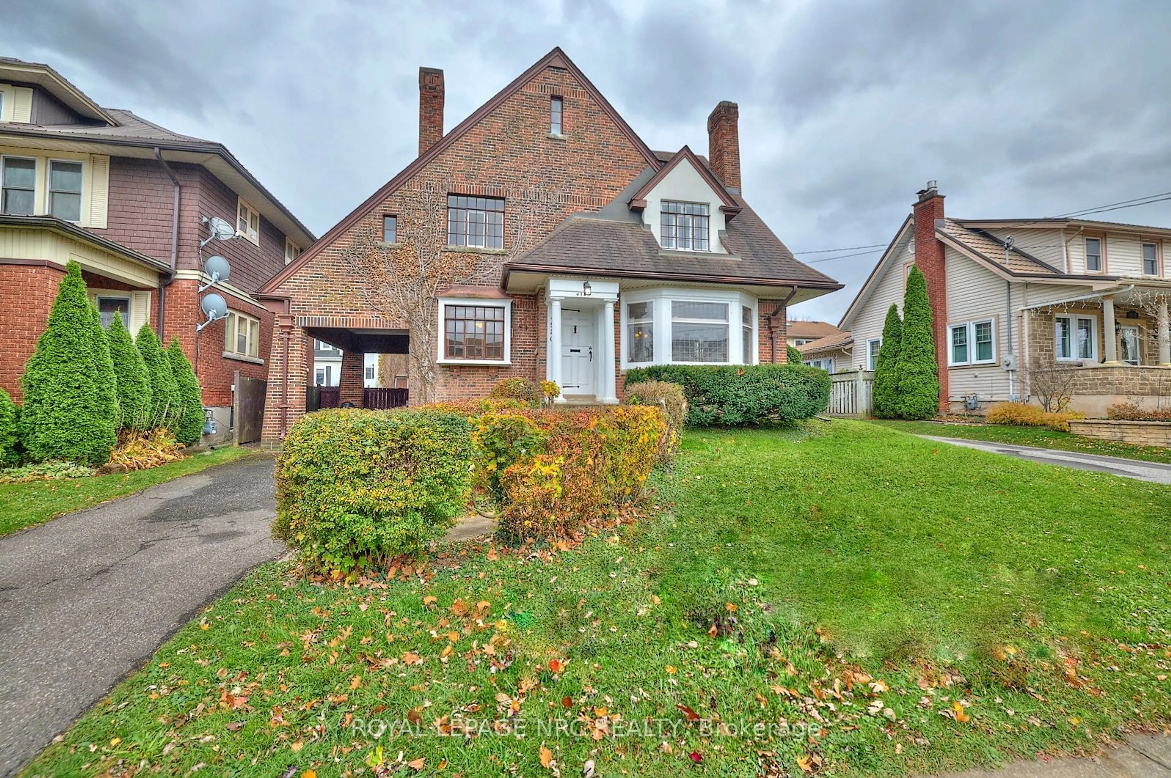 Frontside or backside of a home, the street view for 4980 Jepson St, Niagara Falls Ontario L2E 1K2