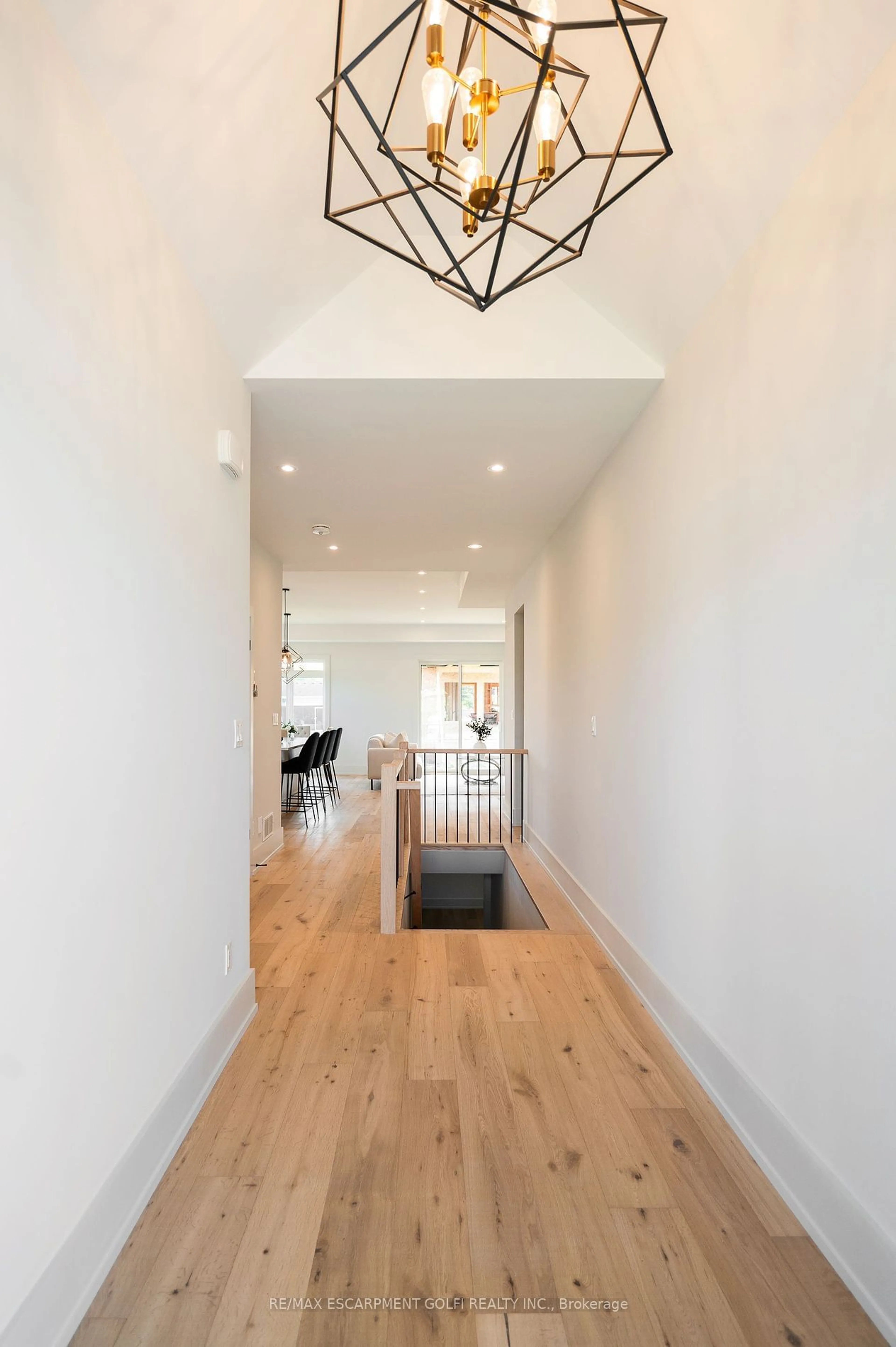 Indoor entryway, wood floors for 19 Oakley Dr, Niagara-on-the-Lake Ontario L0S 1N0