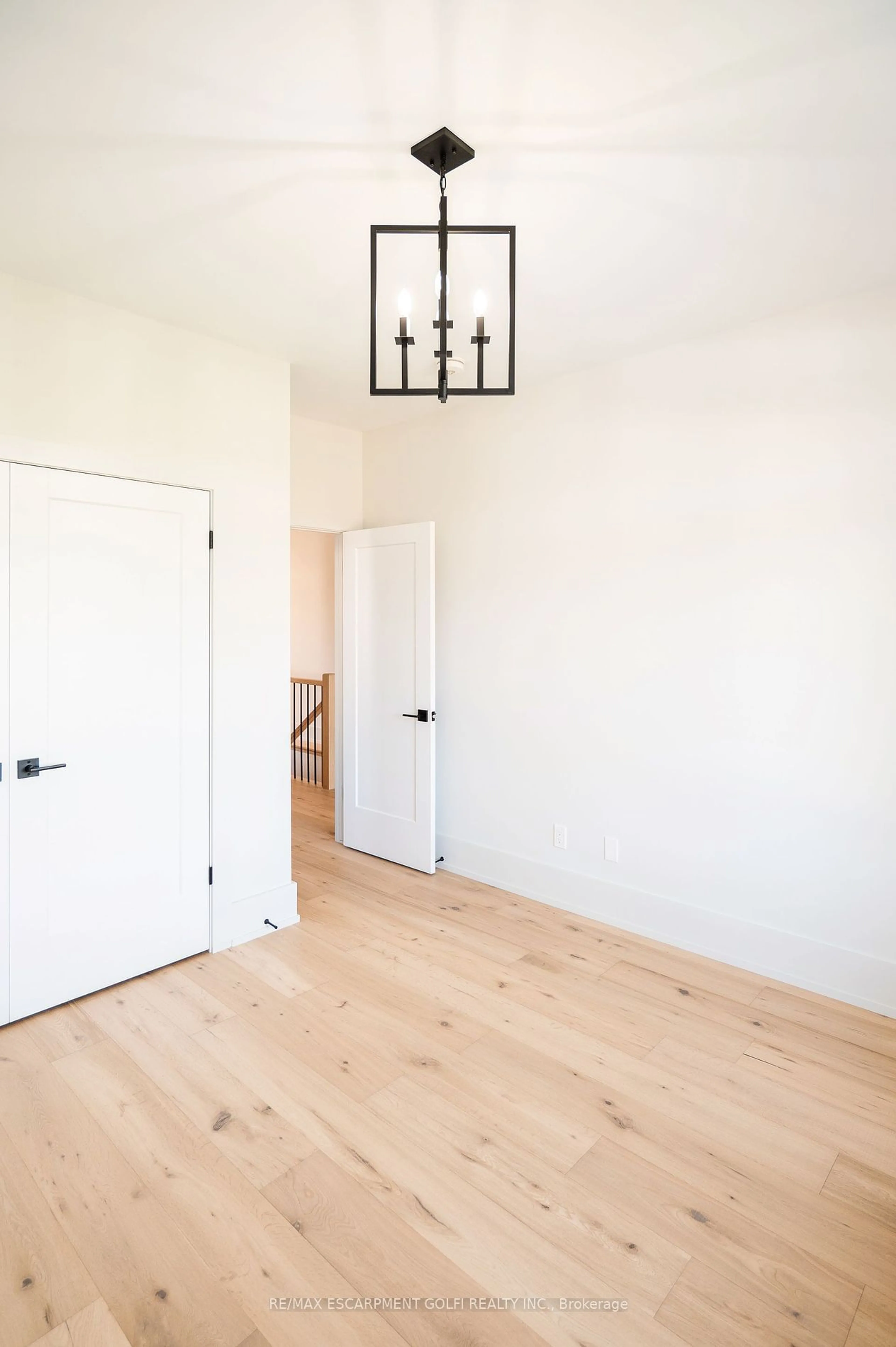 Indoor entryway, wood floors for 19 Oakley Dr, Niagara-on-the-Lake Ontario L0S 1N0