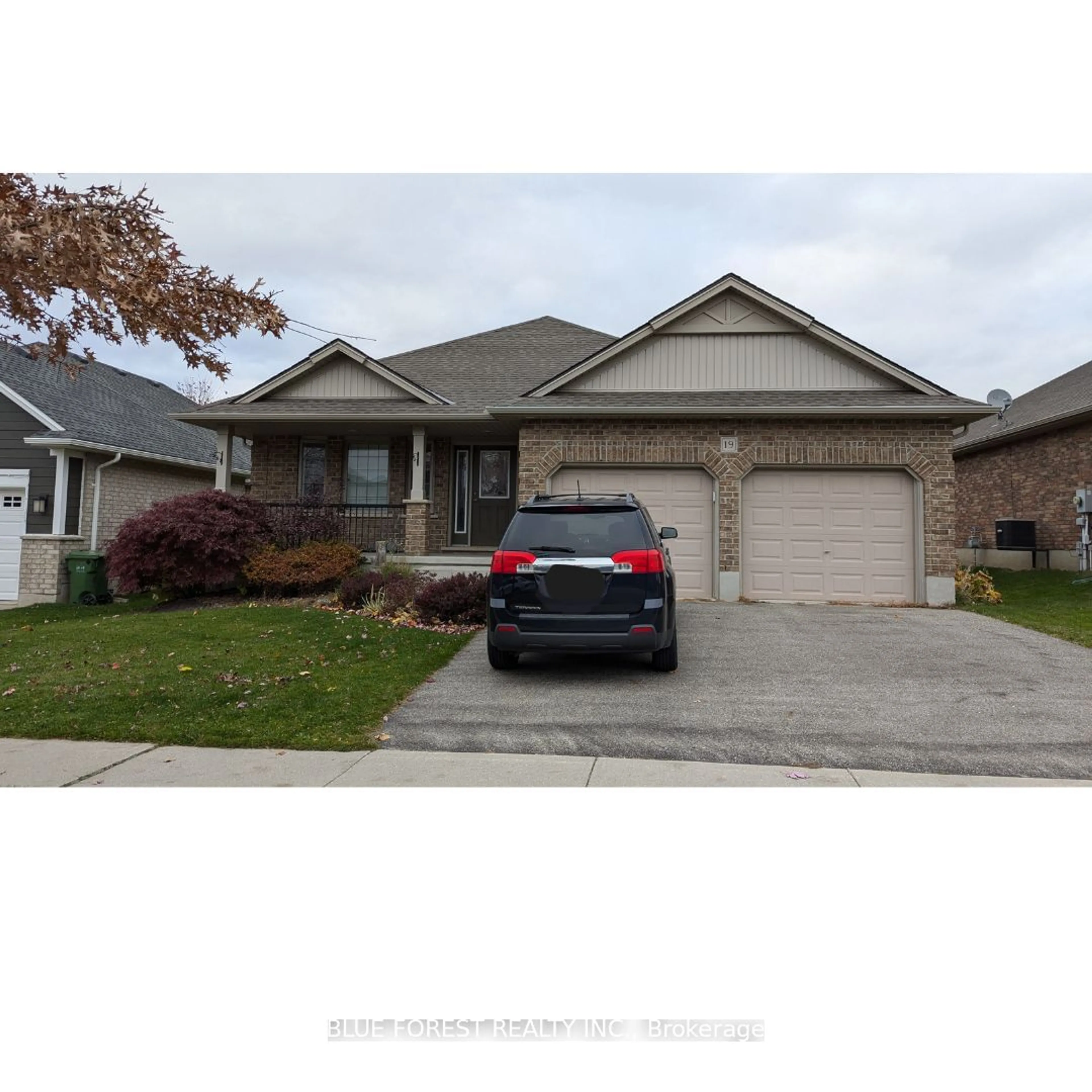 Frontside or backside of a home, the street view for 19 Lawrence Ave, St. Thomas Ontario N5R 4Y7