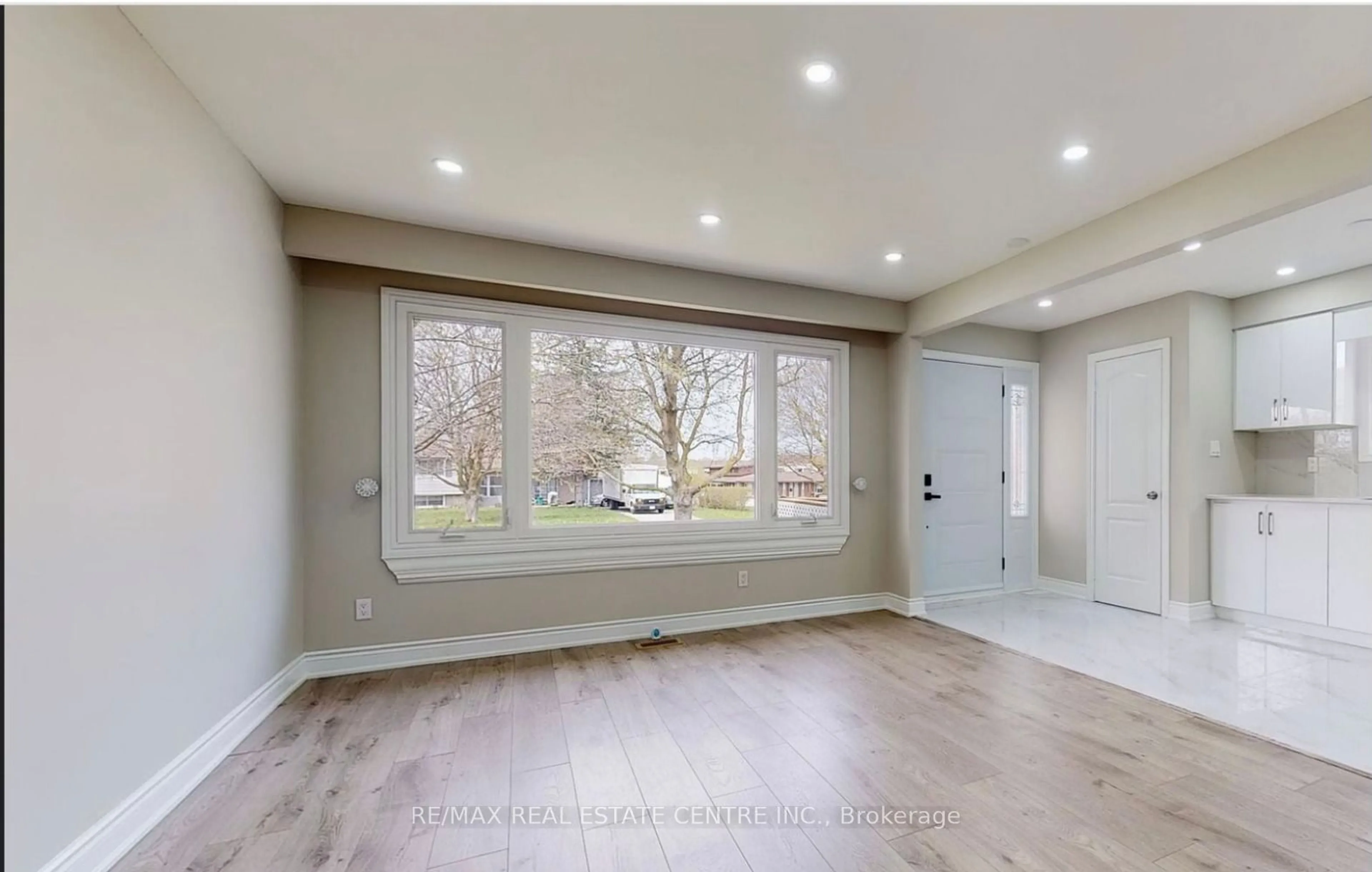 Indoor entryway, wood floors for 225 Simon St, Shelburne Ontario L9V 3Y3