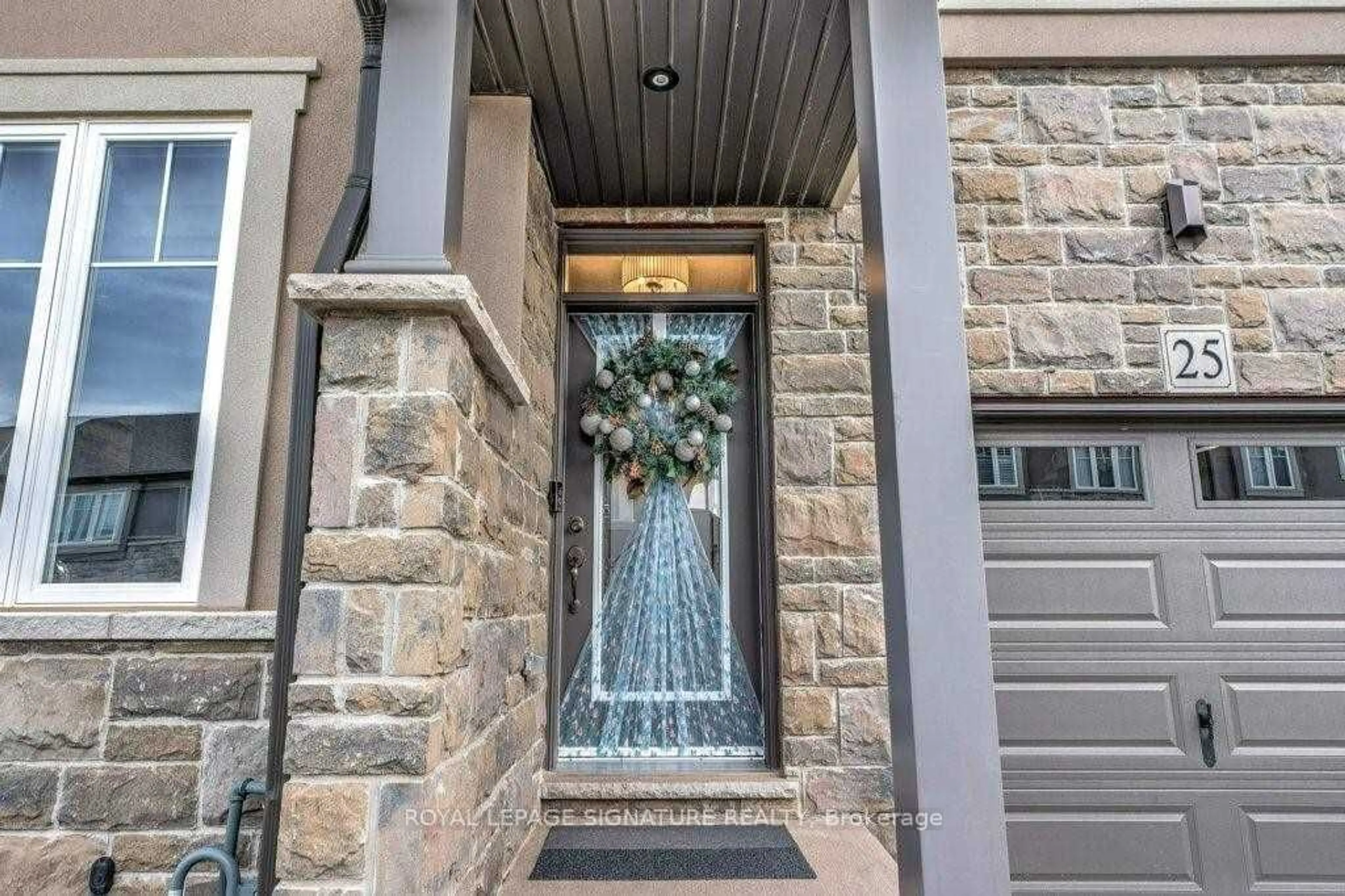 Indoor entryway, wood floors for 120 Vineberg Dr #25, Hamilton Ontario L8W 0B5