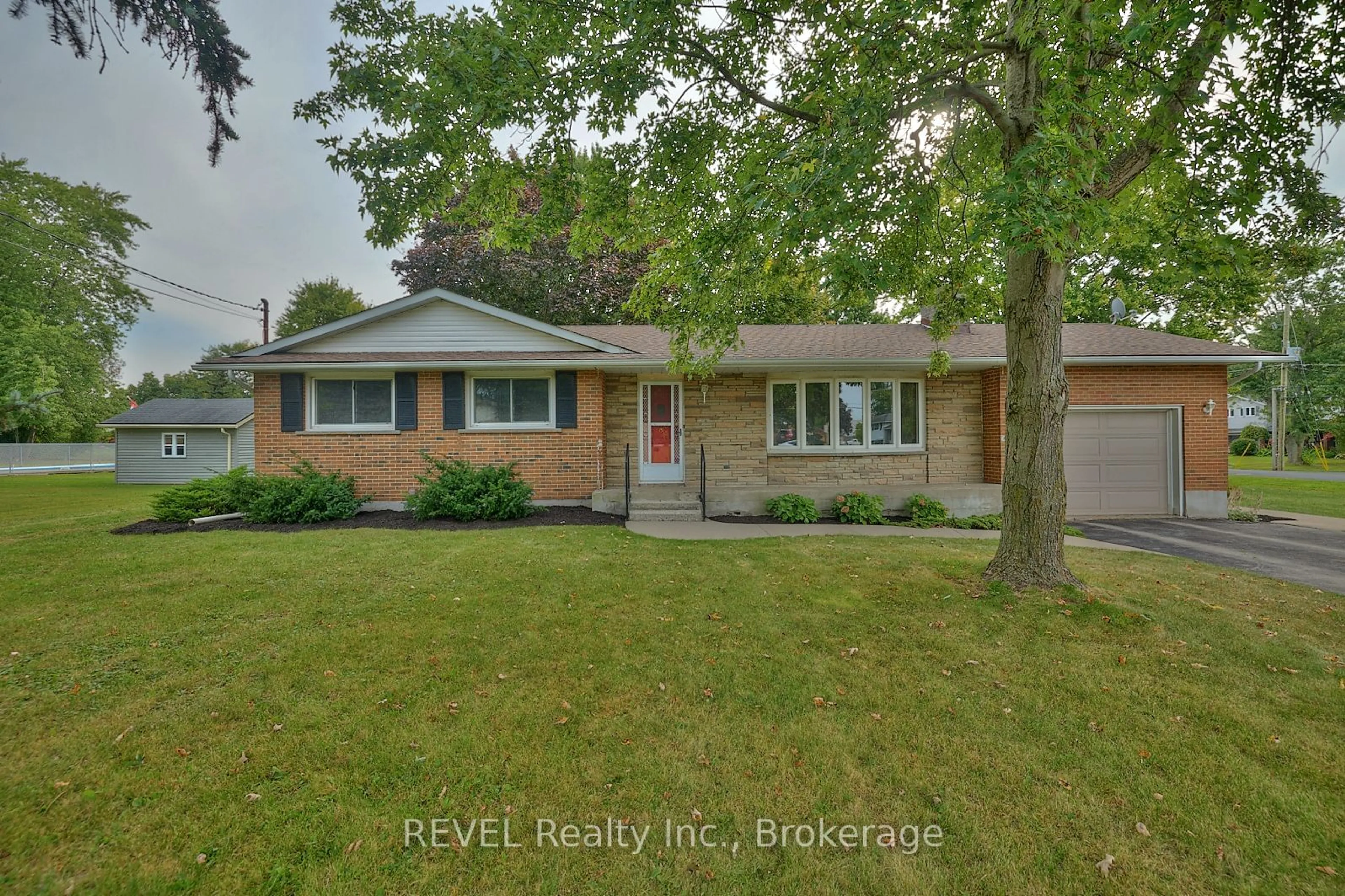 Home with brick exterior material for 1112 KENNEDY Dr, Fort Erie Ontario L2A 5P4