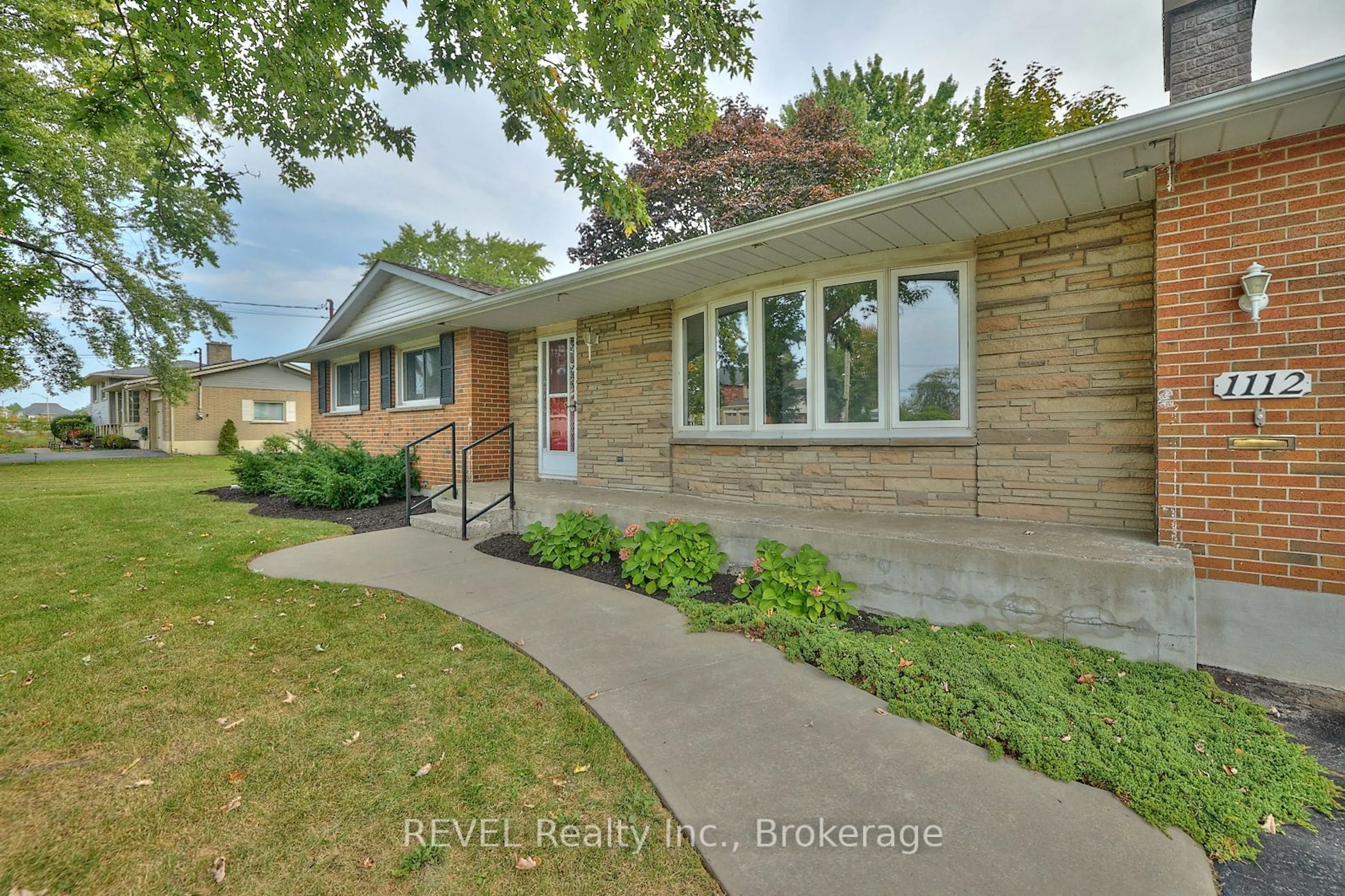 Frontside or backside of a home, the street view for 1112 KENNEDY Dr, Fort Erie Ontario L2A 5P4