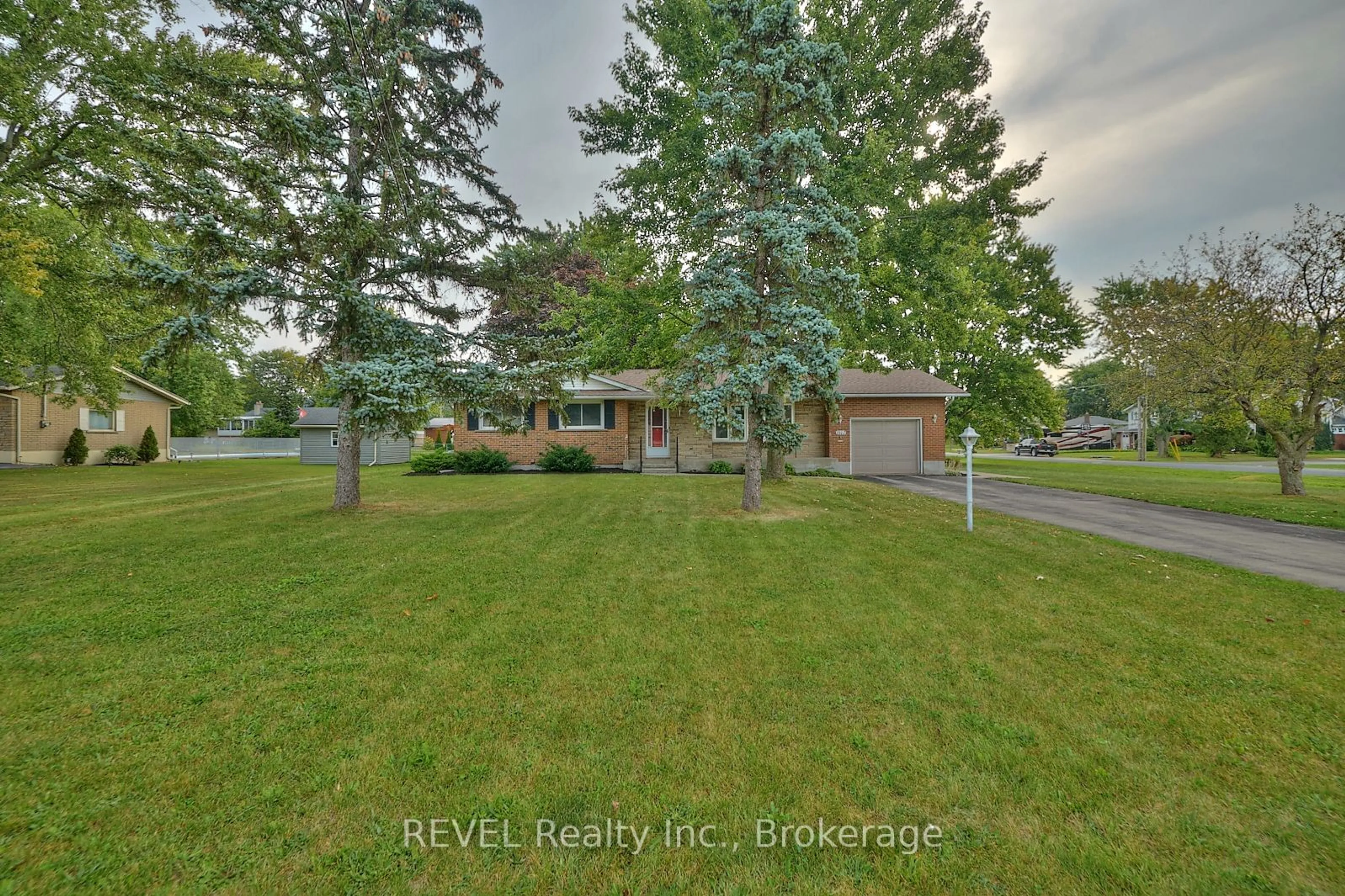 Frontside or backside of a home, the street view for 1112 KENNEDY Dr, Fort Erie Ontario L2A 5P4