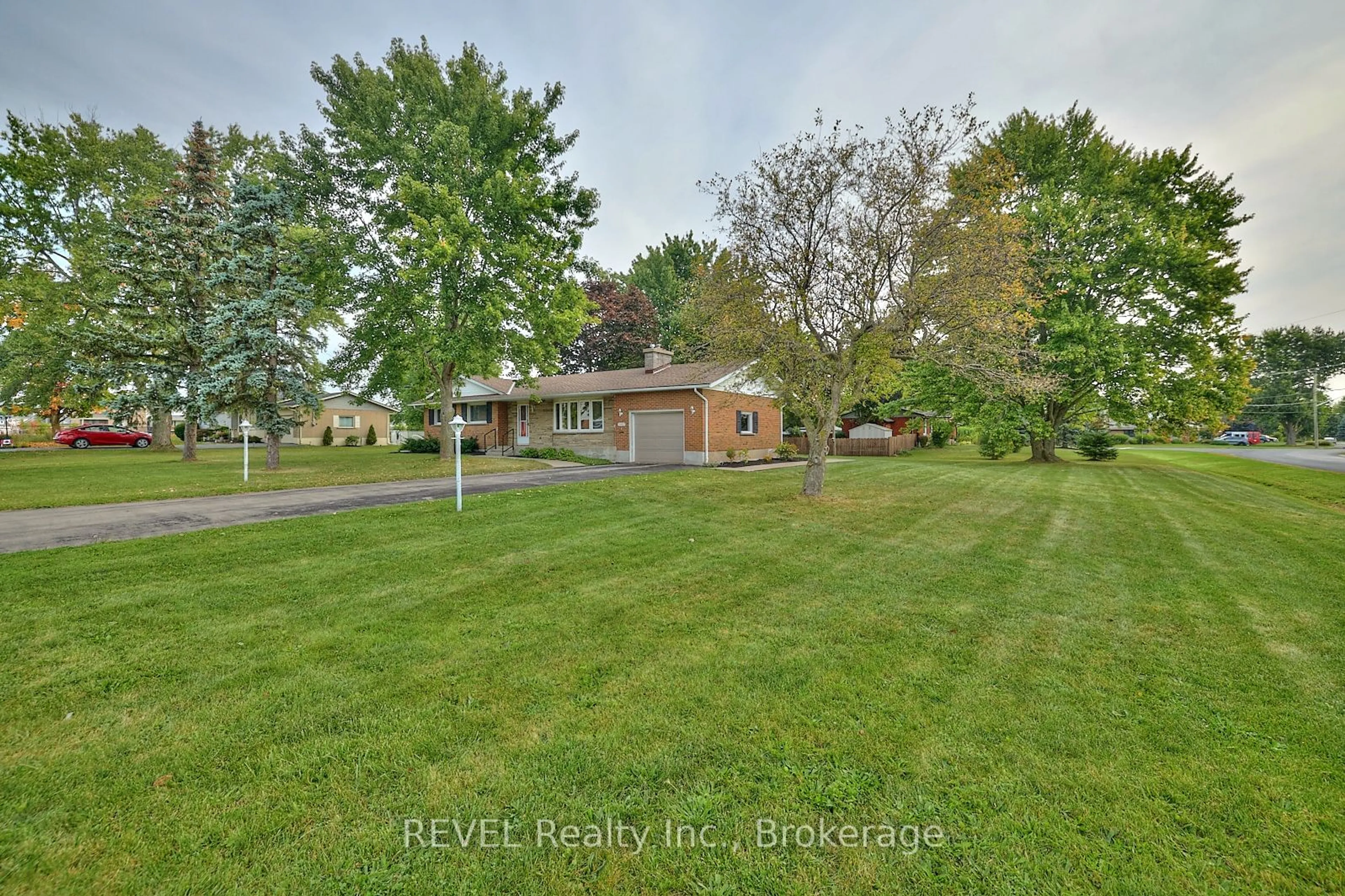 Frontside or backside of a home, the fenced backyard for 1112 KENNEDY Dr, Fort Erie Ontario L2A 5P4