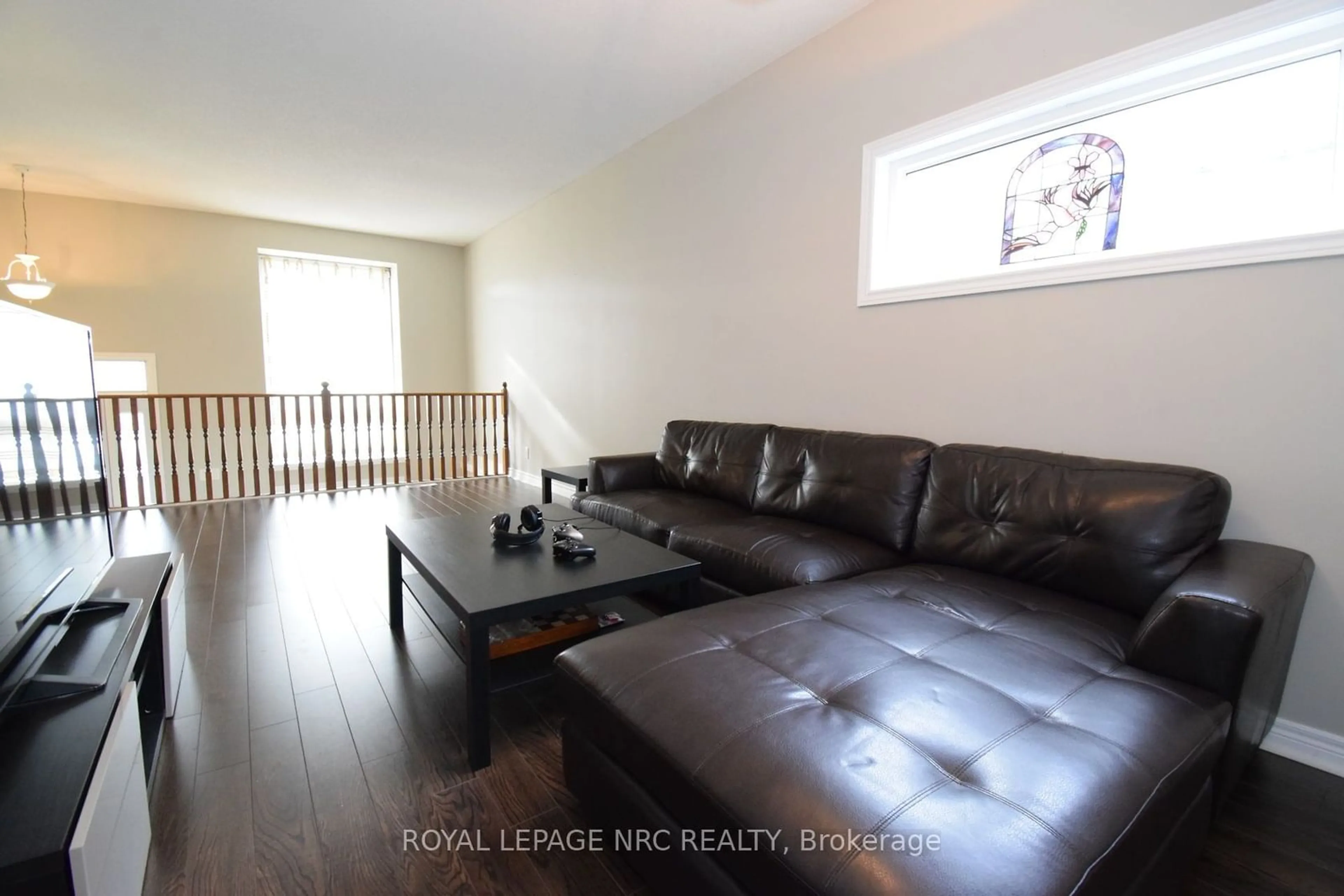 Living room, wood floors for 3 Cozocar Cres, St. Catharines Ontario L2S 3Y5