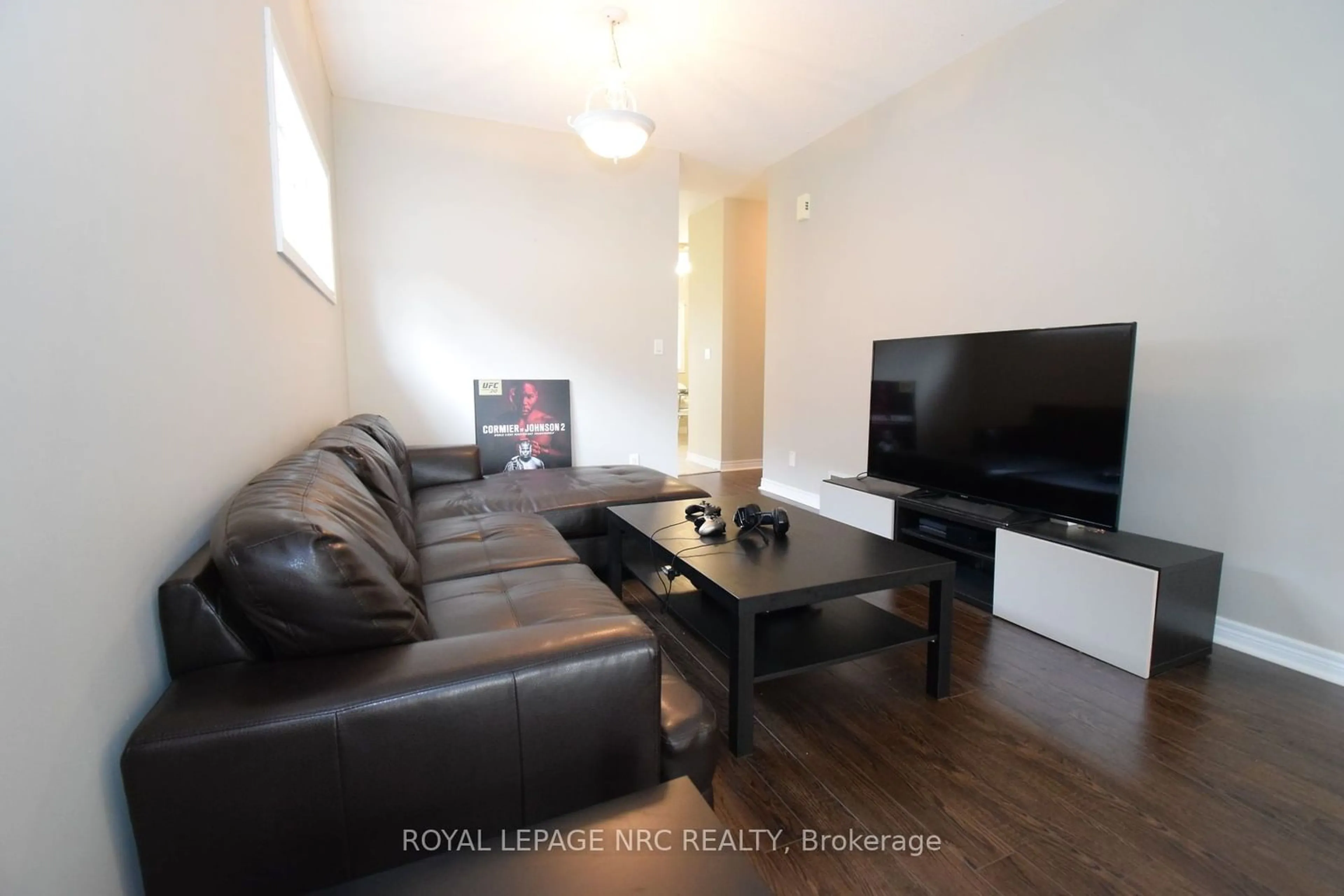 Living room for 3 Cozocar Cres, St. Catharines Ontario L2S 3Y5