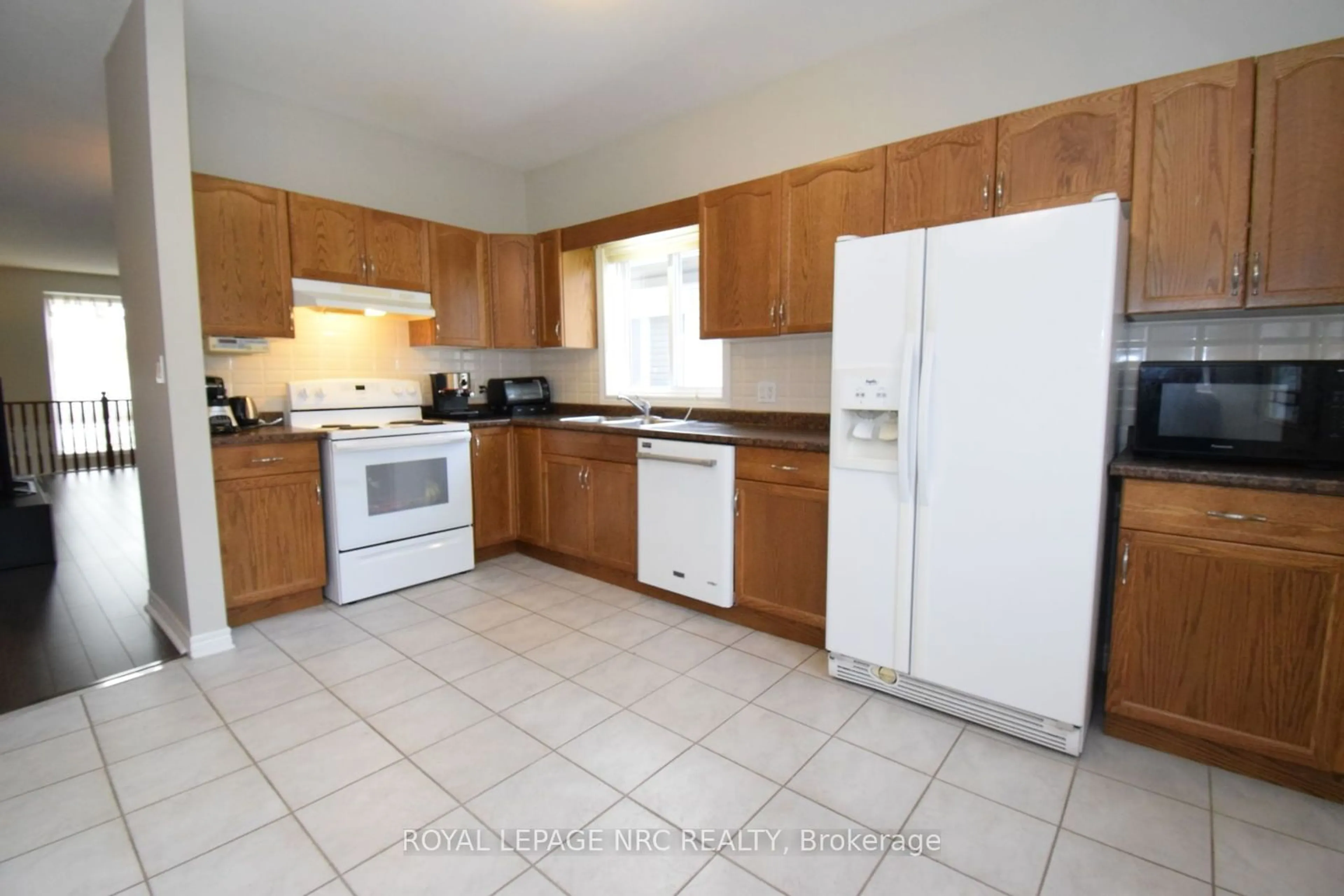 Standard kitchen, wood floors, cottage for 3 Cozocar Cres, St. Catharines Ontario L2S 3Y5