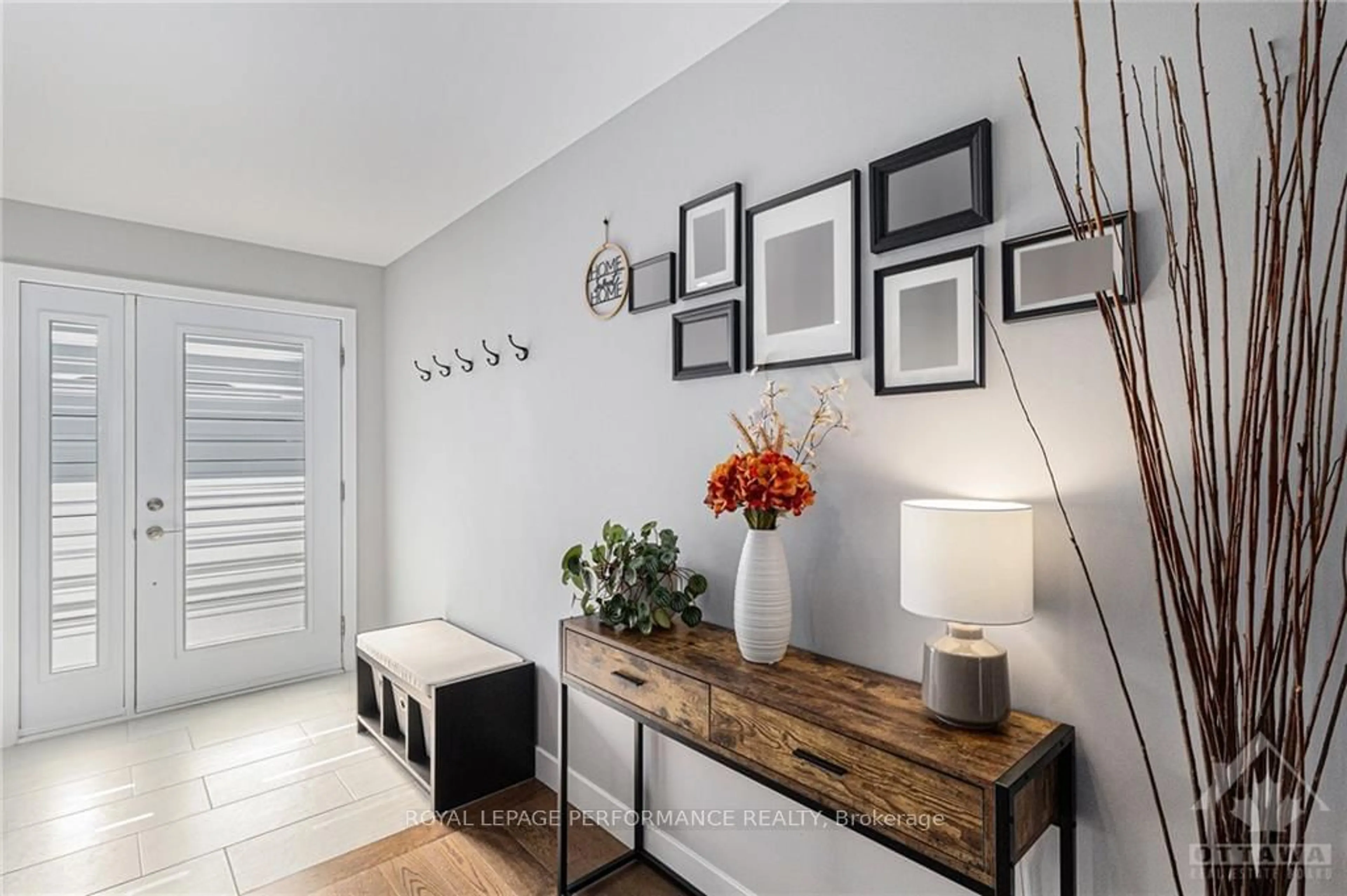 Indoor entryway, wood floors for 434 MAIZE St, Russell Ontario K0A 1W0