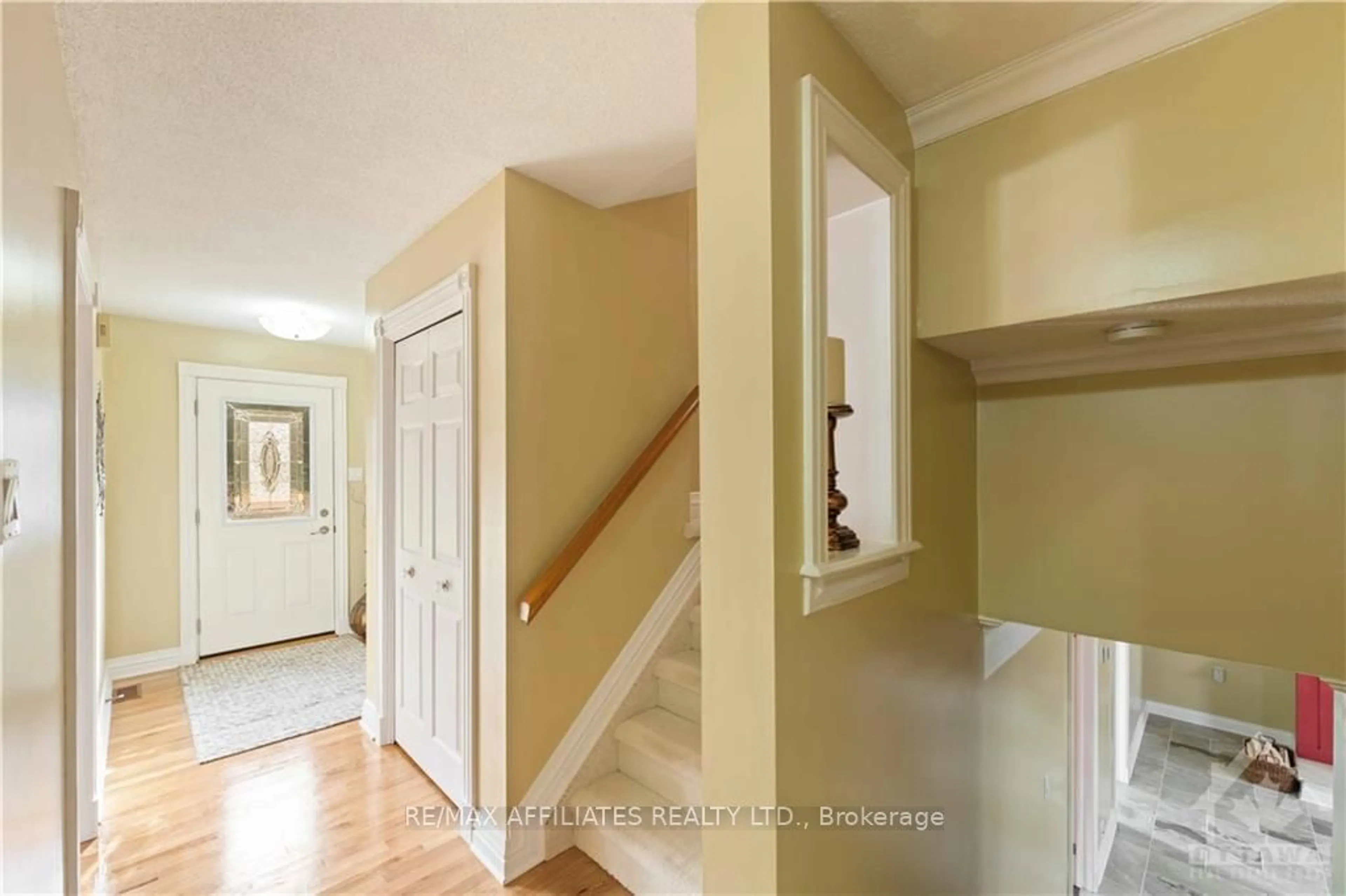 Indoor entryway, wood floors for 5668 ELOISE Cres, Greely - Metcalfe - Osgoode - Vernon and Area Ontario K0A 2W0