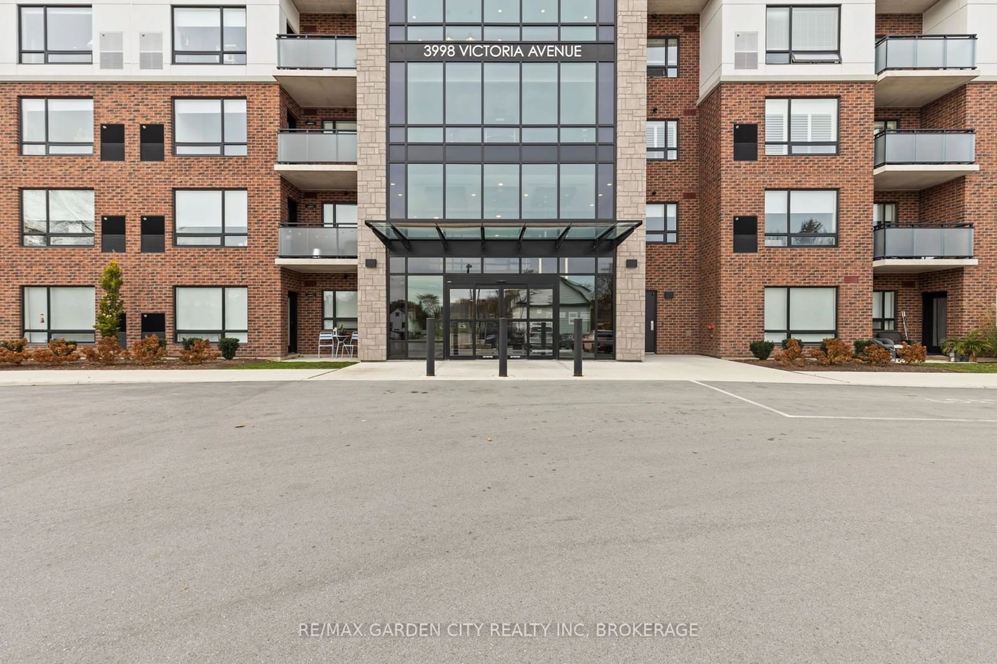 A pic from exterior of the house or condo, the front or back of building for 3998 Victoria Ave #305, Lincoln Ontario L0R 2C0