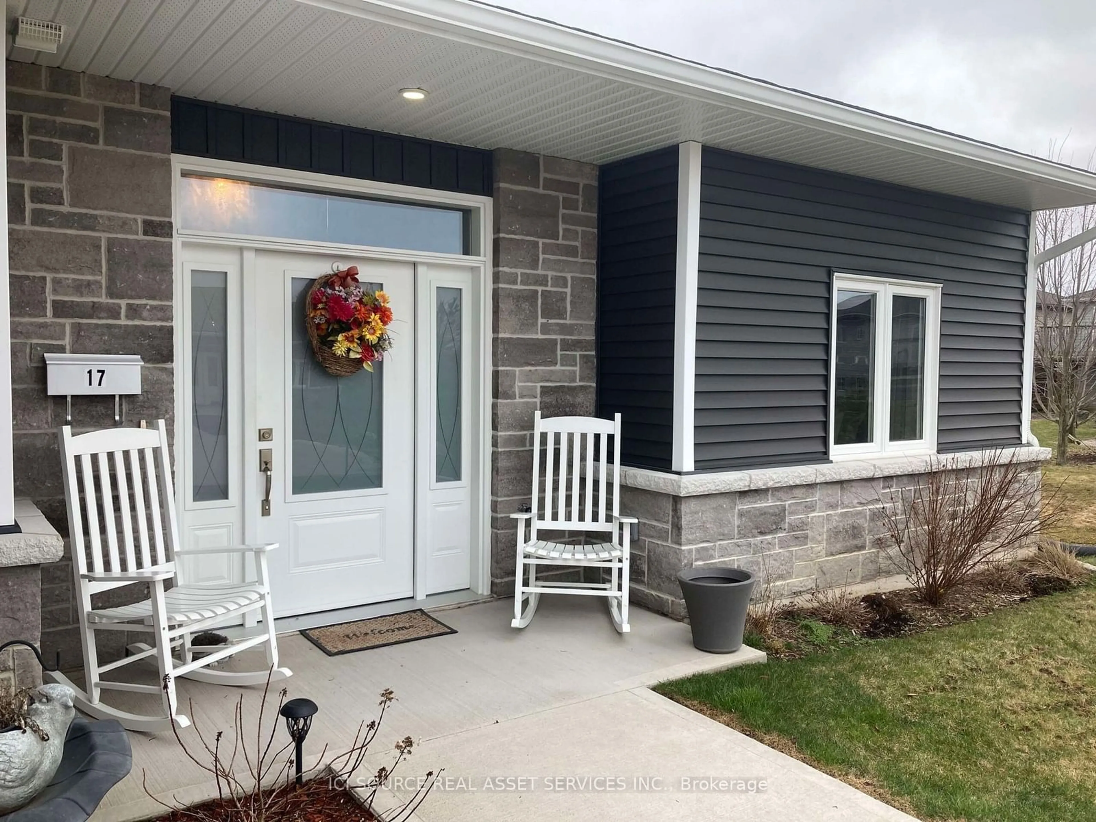 Indoor entryway, wood floors for 2380 9th Ave #17, Owen Sound Ontario N4K 3H5