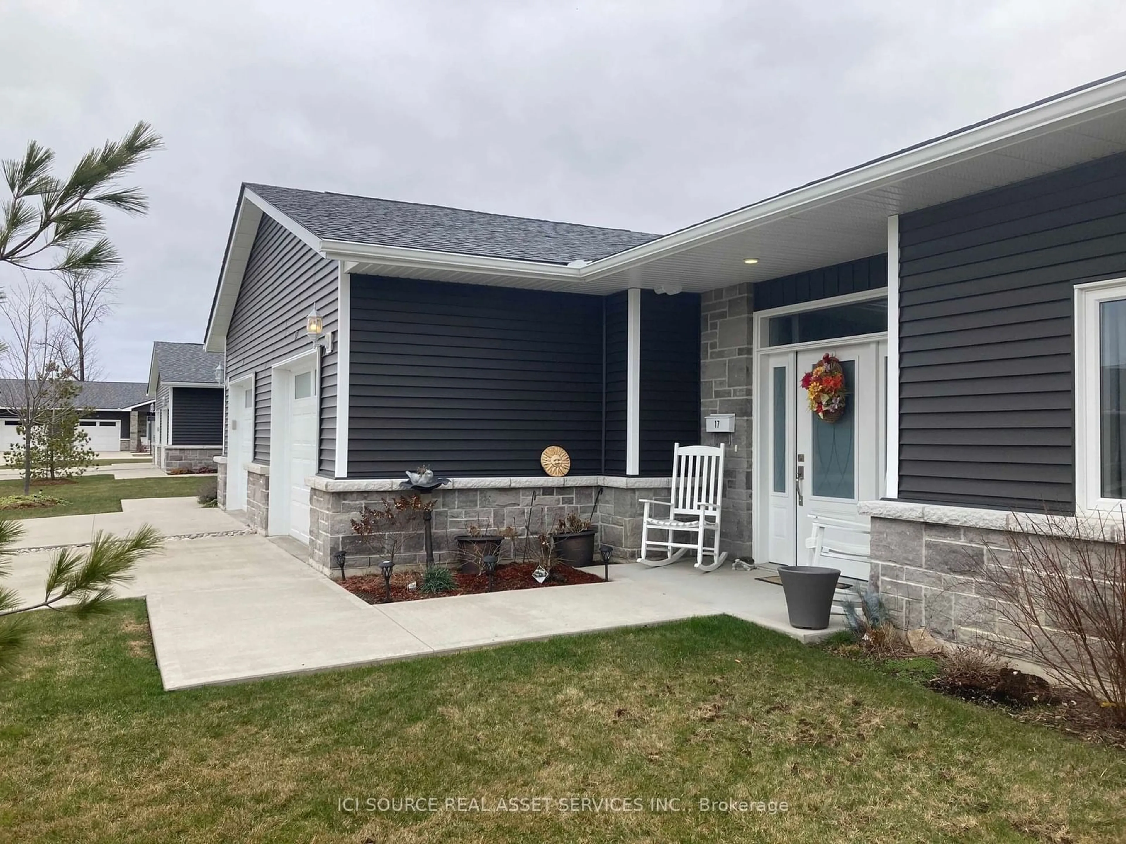 Home with vinyl exterior material for 2380 9th Ave #17, Owen Sound Ontario N4K 3H5