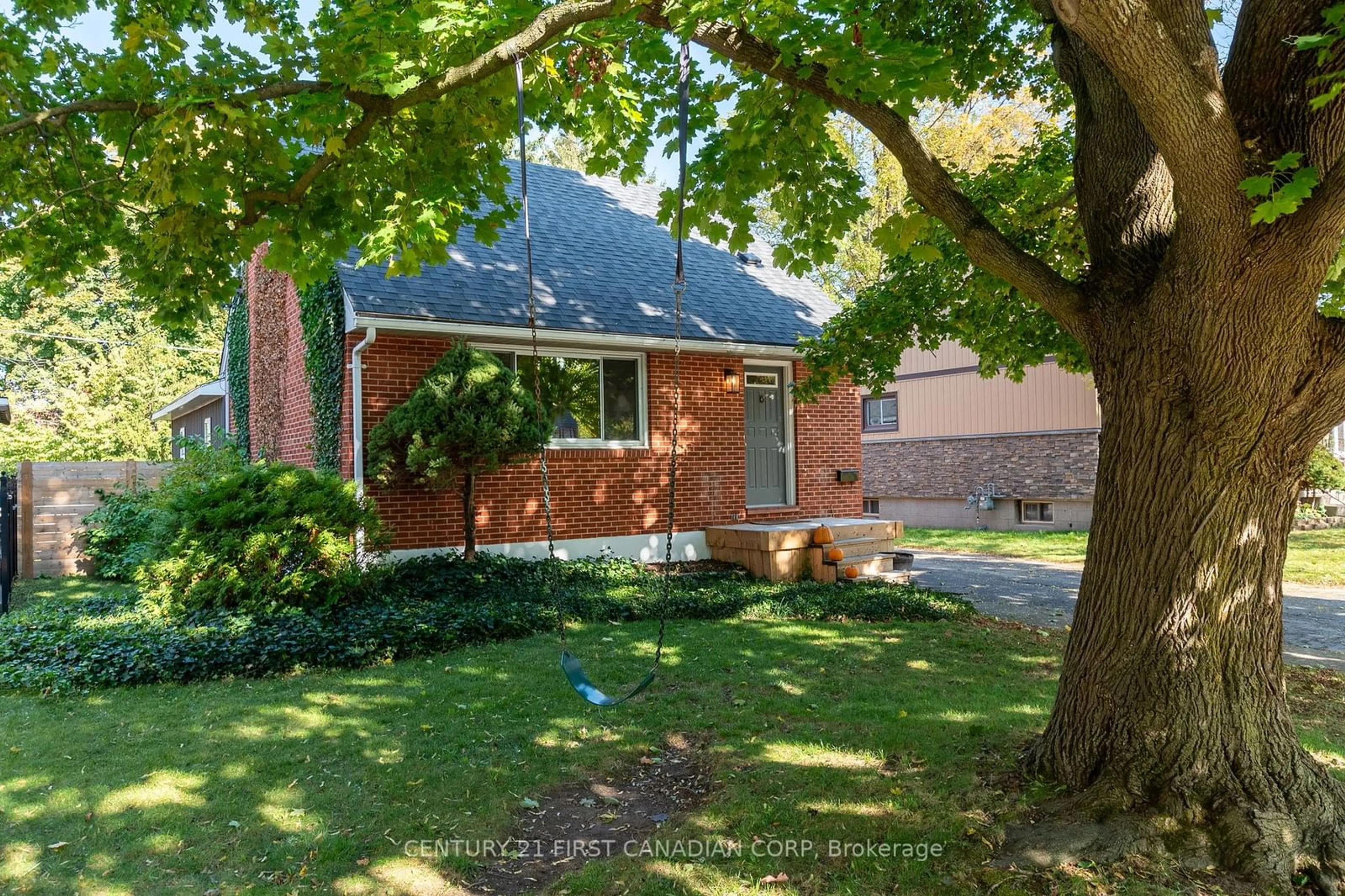 Home with brick exterior material for 14 Cornish St, London Ontario N5W 4M1