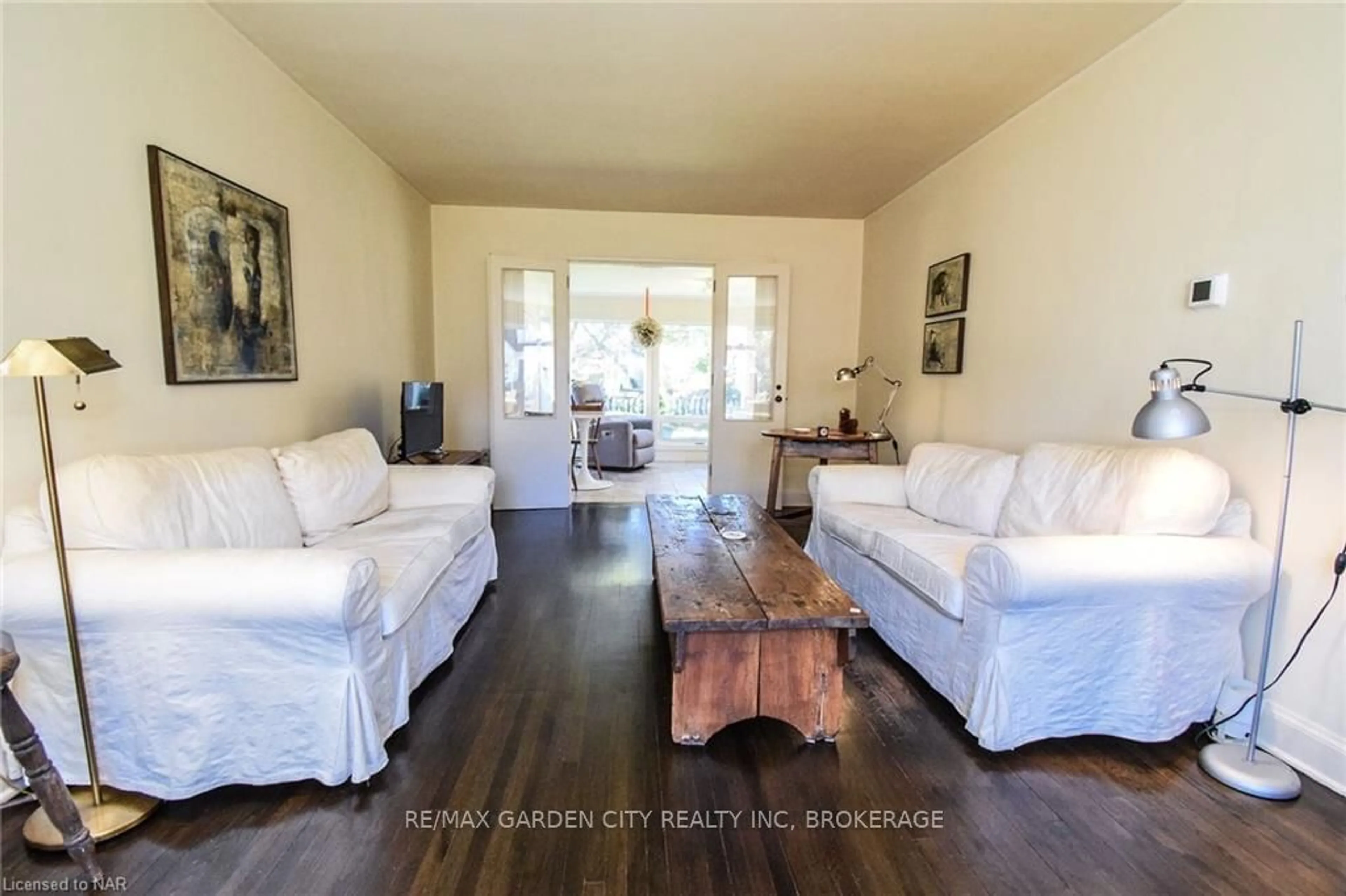 Living room, wood floors for 105 Glenwood Ave, St. Catharines Ontario L2R 4C6