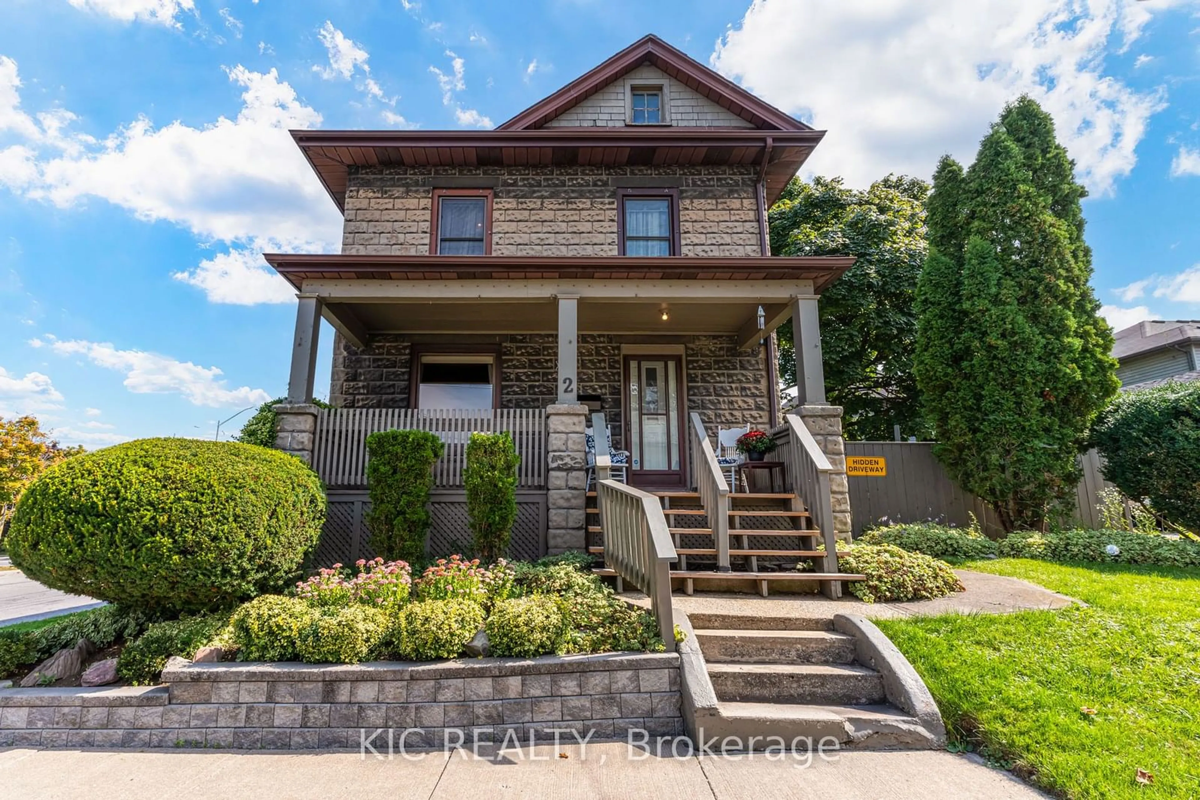 Frontside or backside of a home, cottage for 2 Boundary Lane, Thorold Ontario L2V 1X7