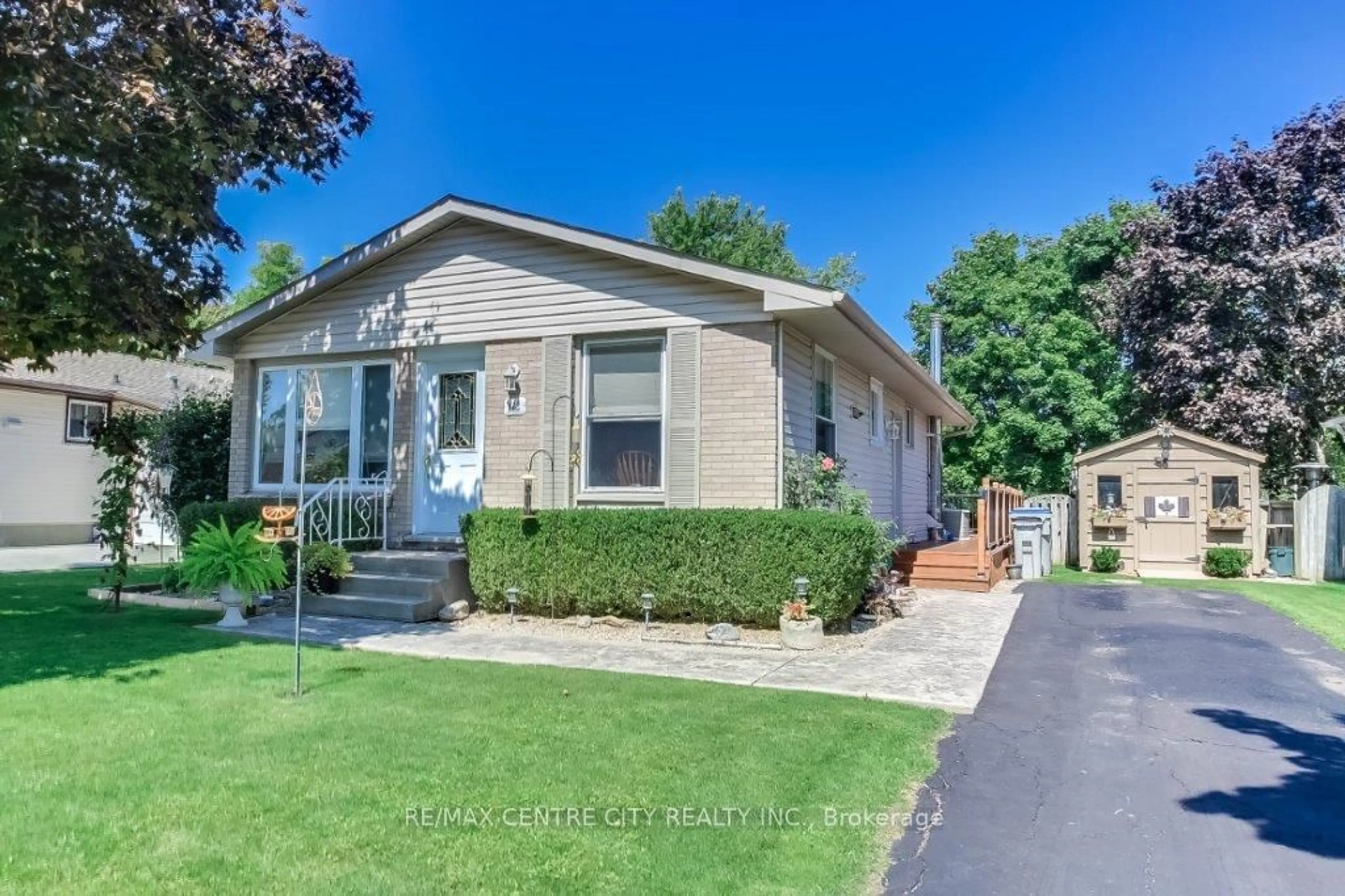 A pic from exterior of the house or condo, the street view for 112 Harold Ct Crt, Lucan Biddulph Ontario N0M 2J0