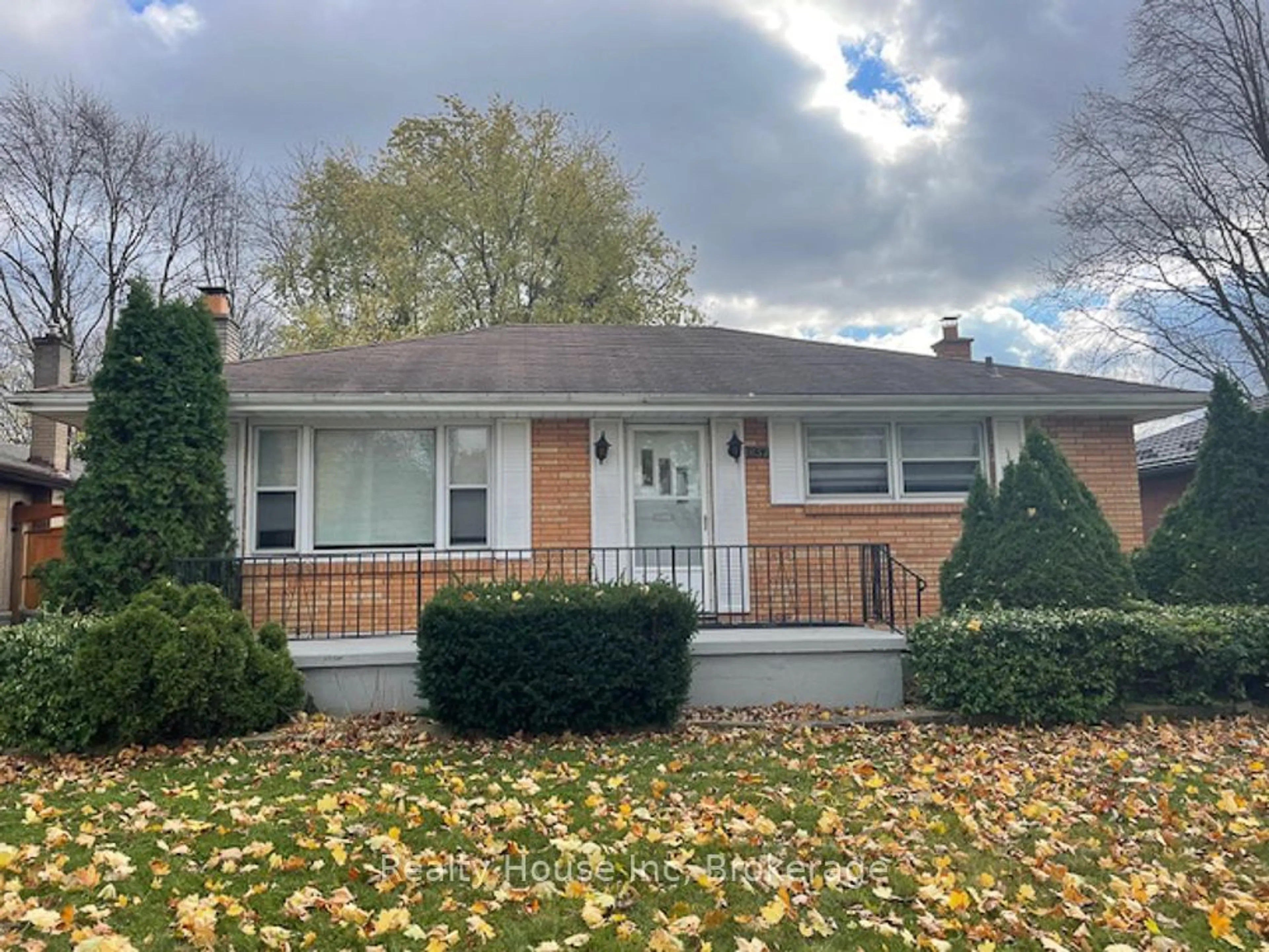 Frontside or backside of a home, cottage for 1837 Whitehall Dr, London Ontario N5W 1Z2