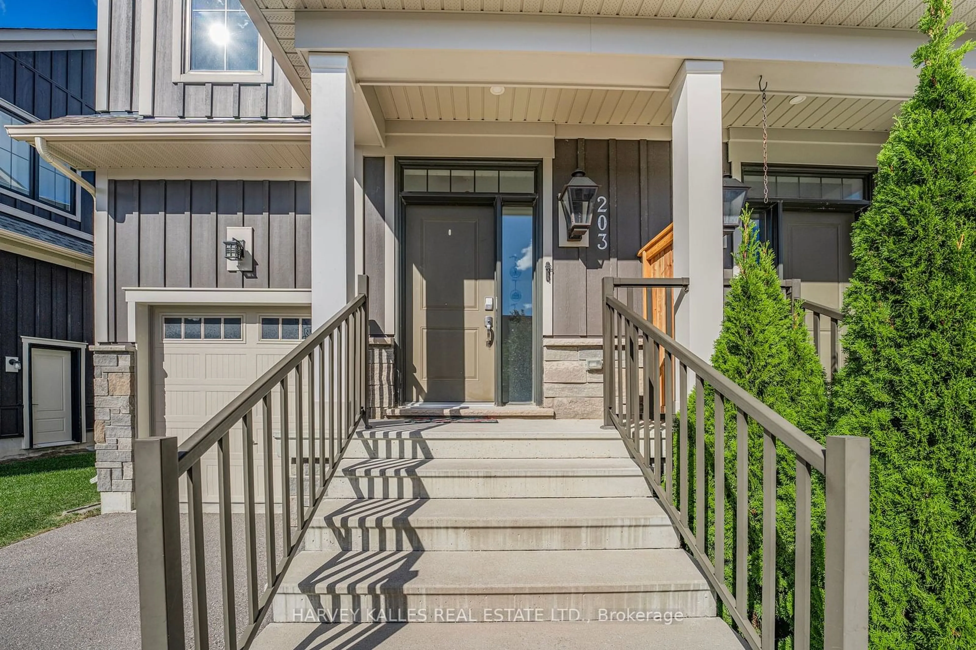 Indoor entryway, wood floors for 203 Yellow Birch Cres, Blue Mountains Ontario L9Y 0Z3