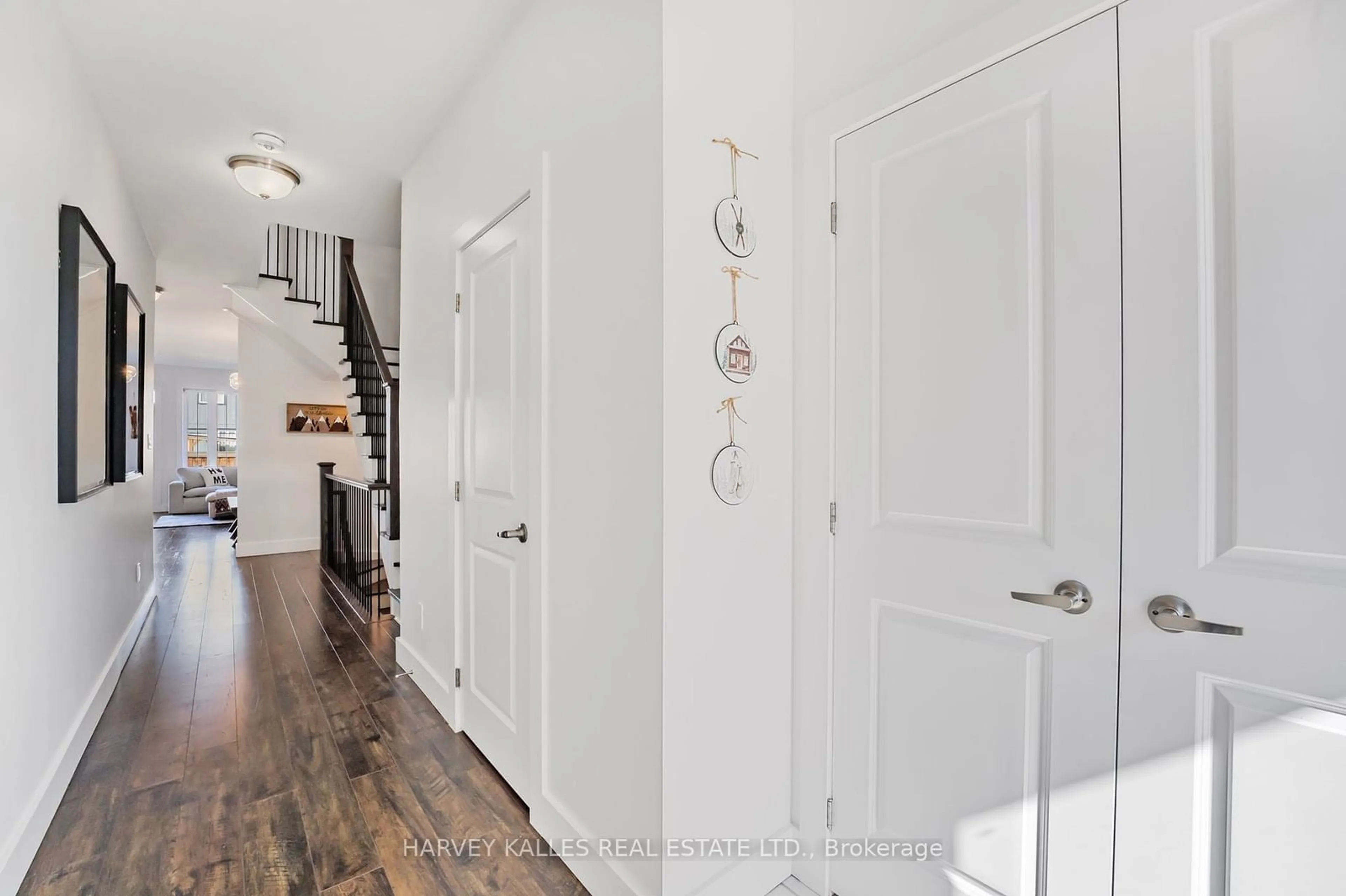 Indoor entryway, wood floors for 203 Yellow Birch Cres, Blue Mountains Ontario L9Y 0Z3