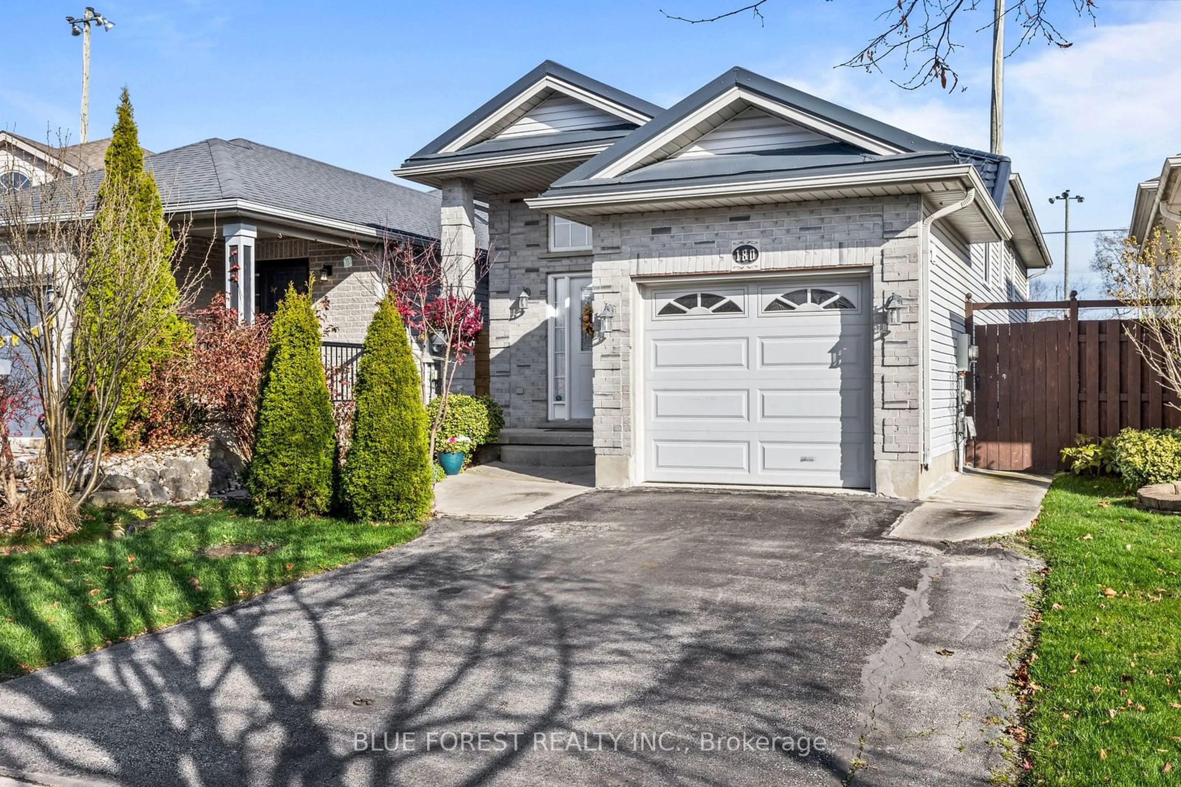 Frontside or backside of a home, cottage for 180 Crimson Cres, London Ontario N5W 6G1