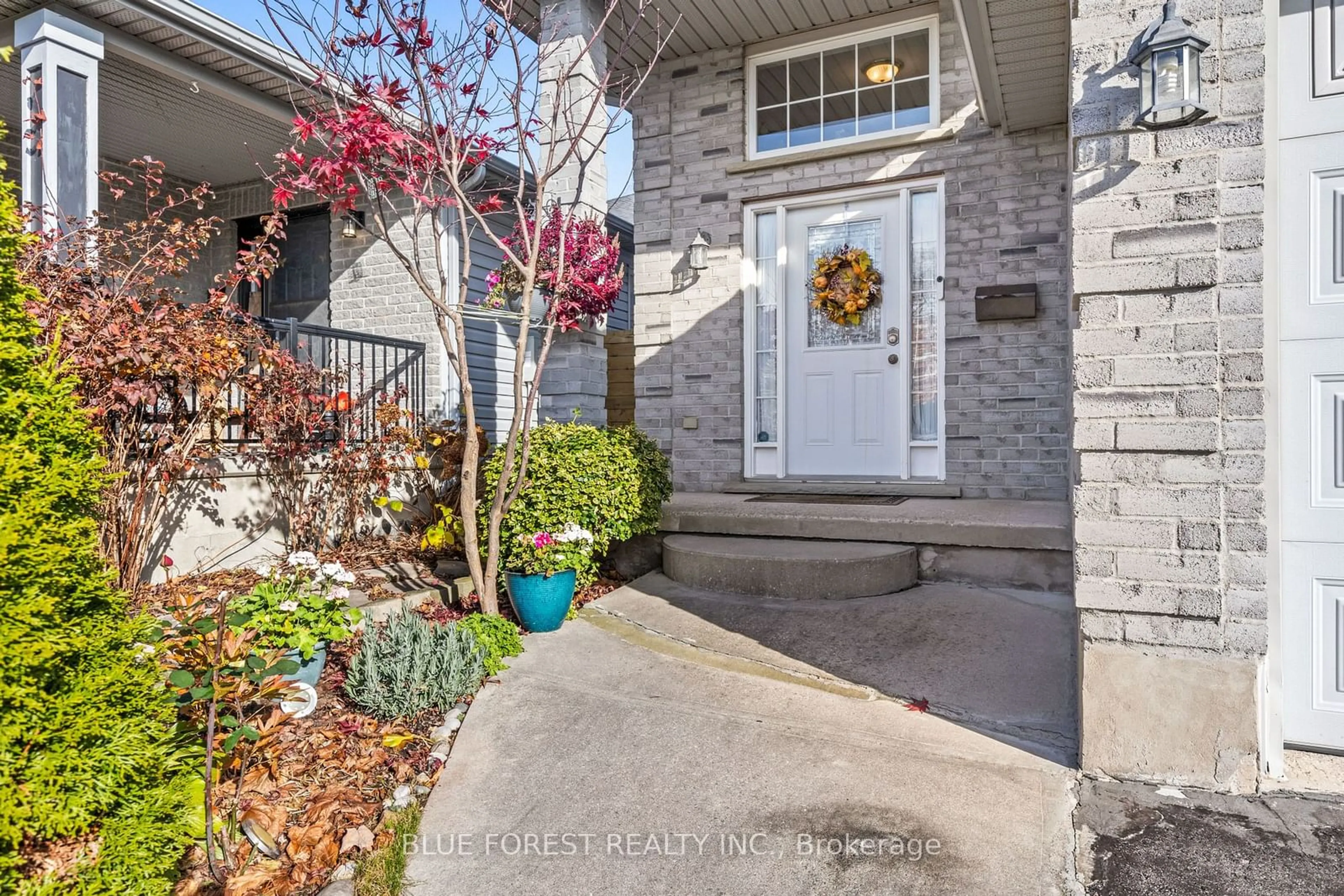 A pic from exterior of the house or condo, the street view for 180 Crimson Cres, London Ontario N5W 6G1