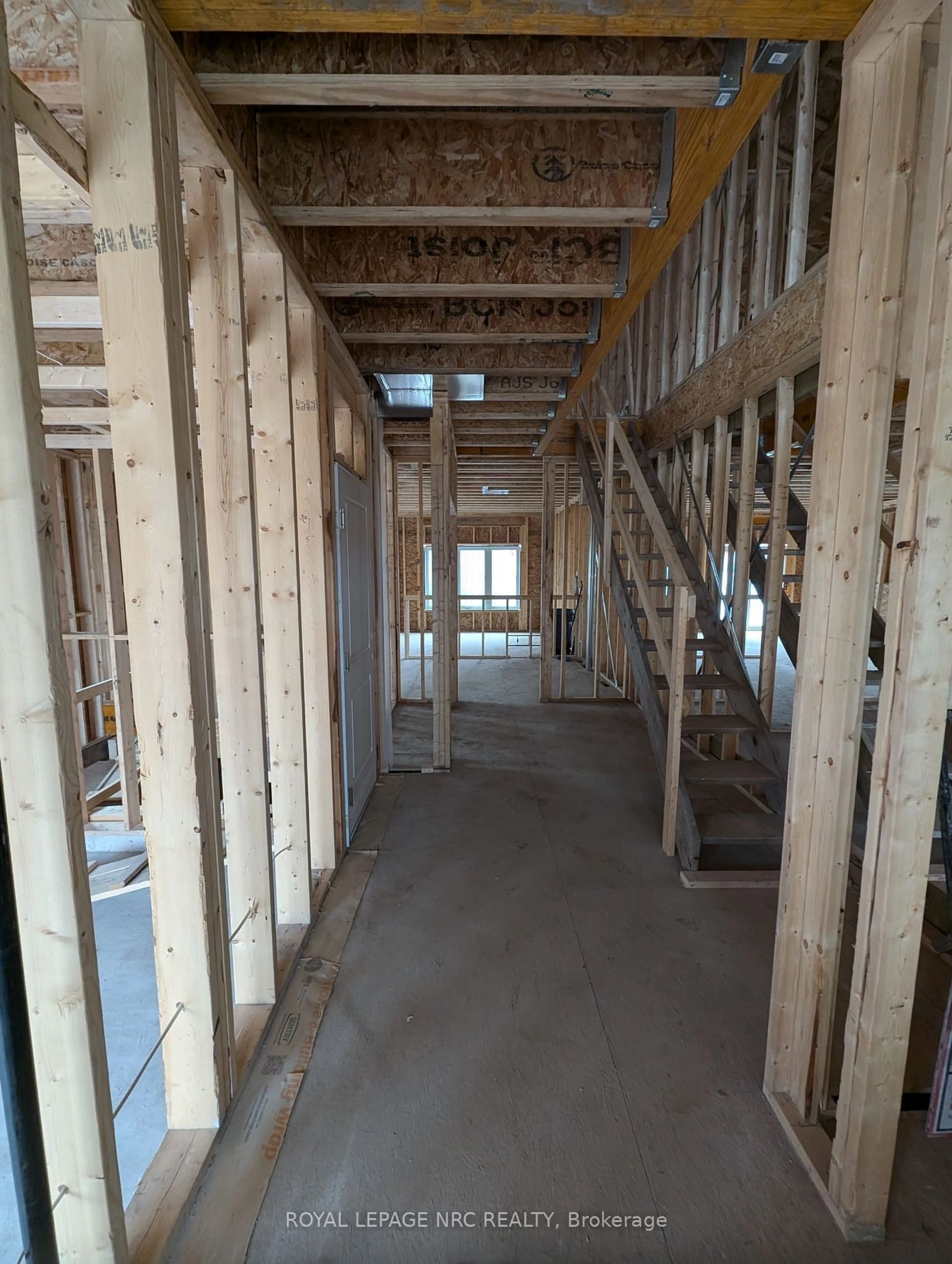 Indoor foyer, wood floors for 6668 Hawkins St, Niagara Falls Ontario L2G 3B7