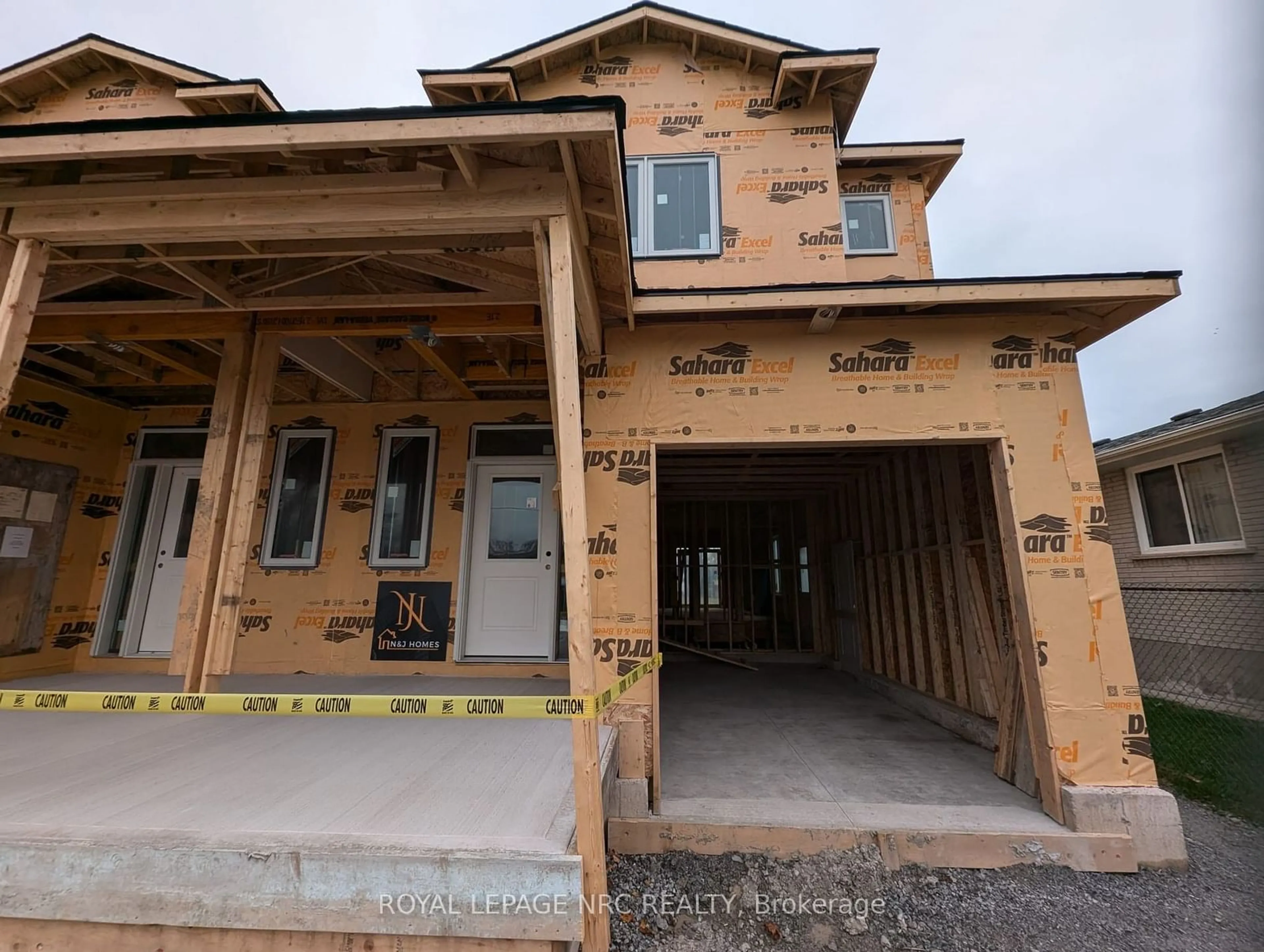 Frontside or backside of a home, the front or back of building for 6672 Hawkins St, Niagara Falls Ontario L2G 3B7