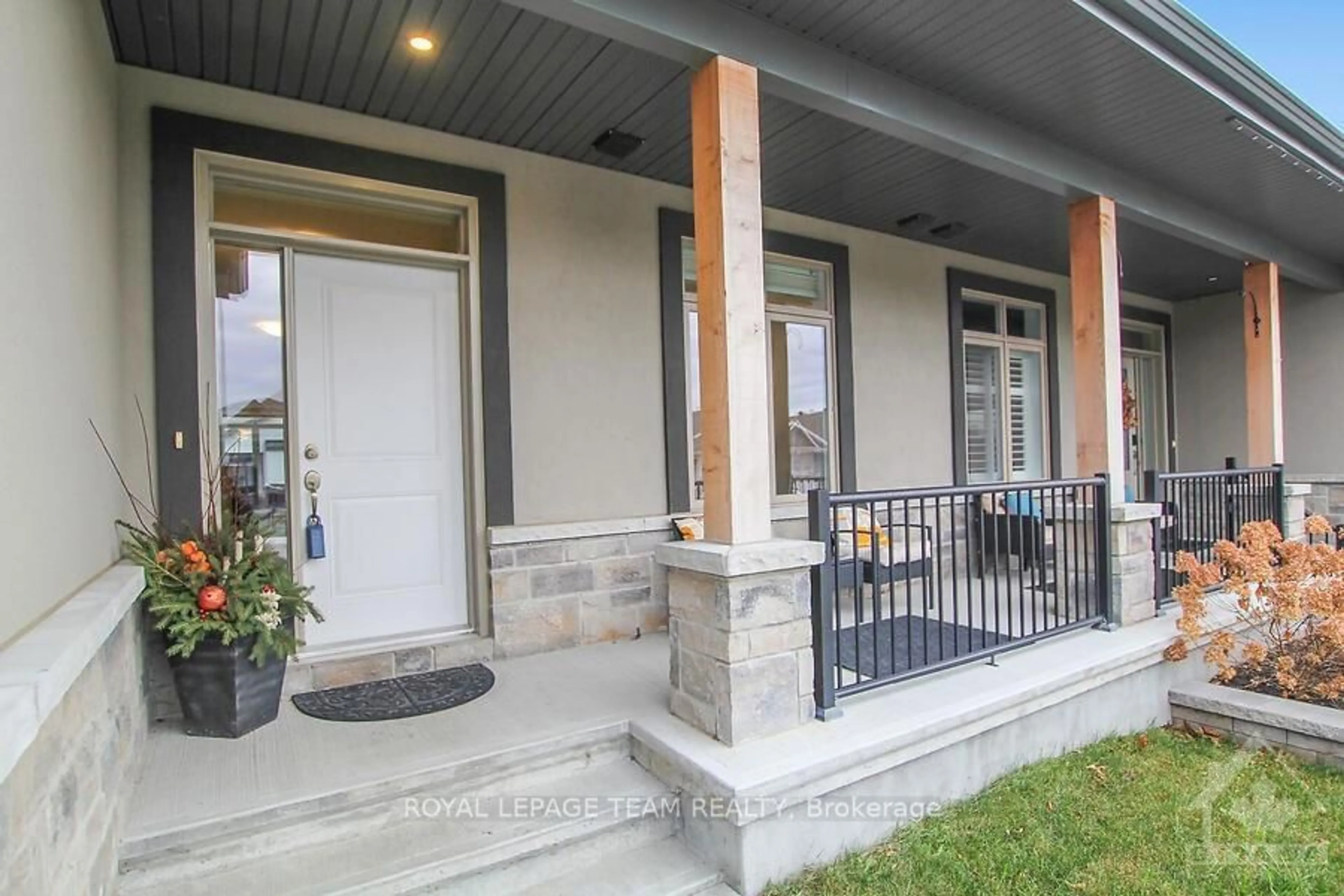 Indoor entryway, cement floor for 964 STEWART LEE Ave, Mississippi Mills Ontario K0A 1A0