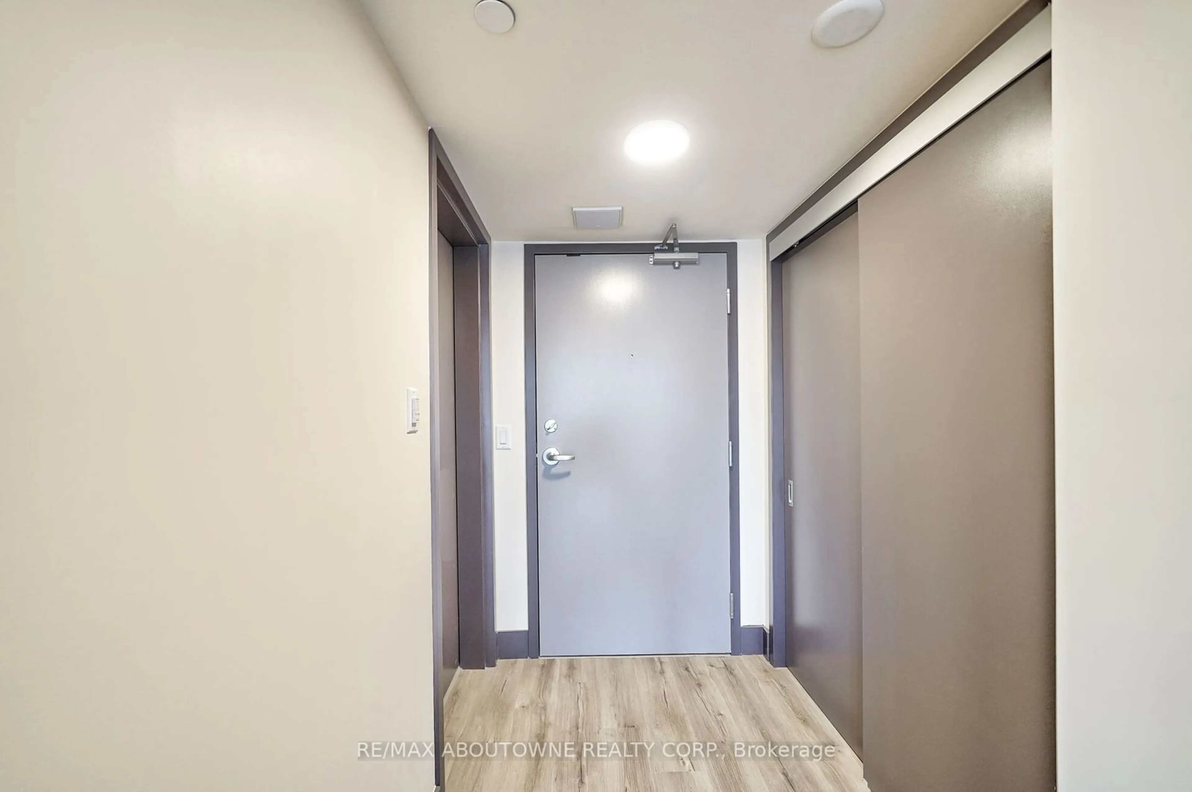 Indoor foyer, unknown floor for 121 King St #505, Hamilton Ontario L5N 1A9