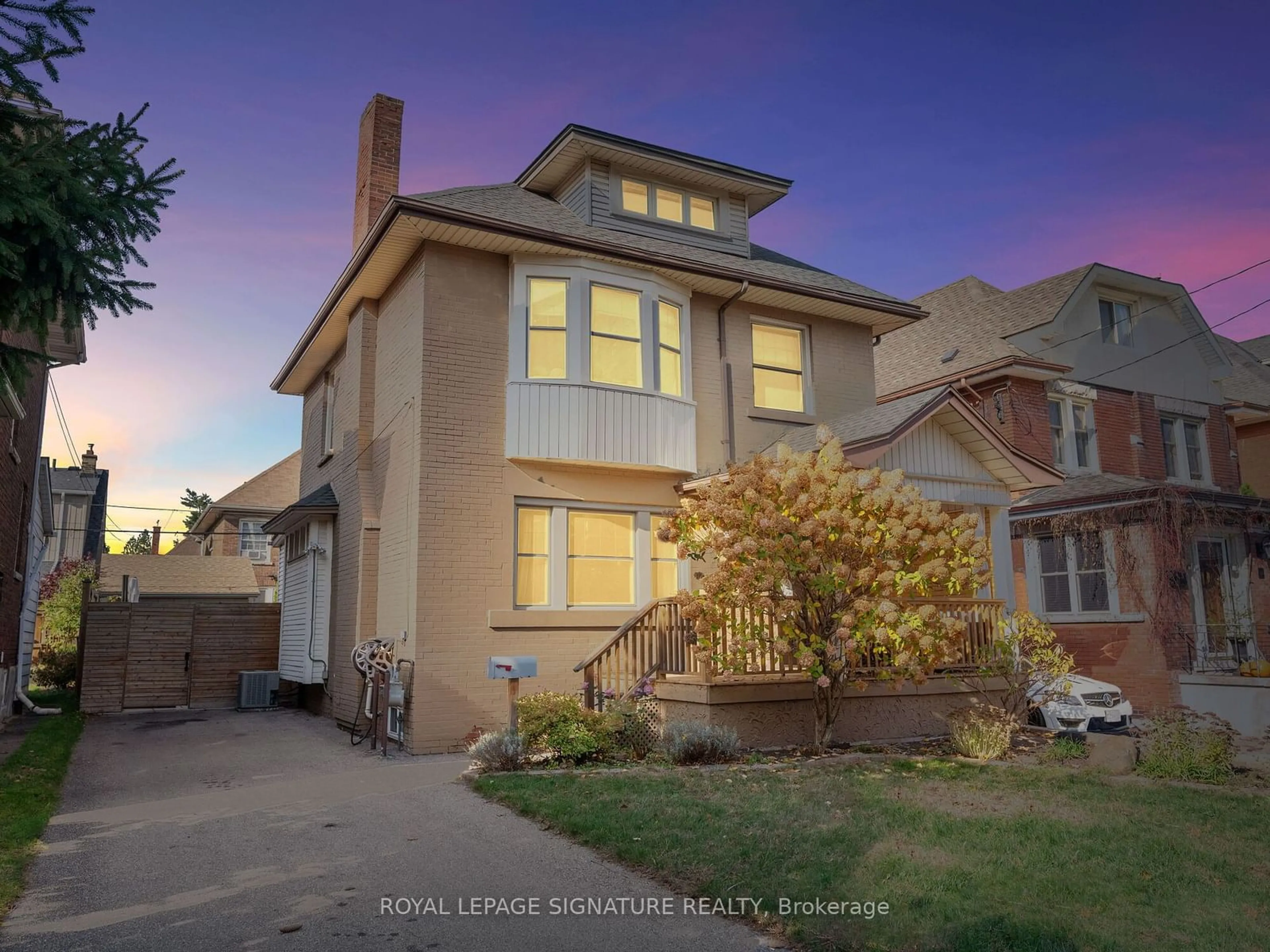 Frontside or backside of a home, the street view for 124 Eastbourne Ave, Hamilton Ontario L8M 2M8