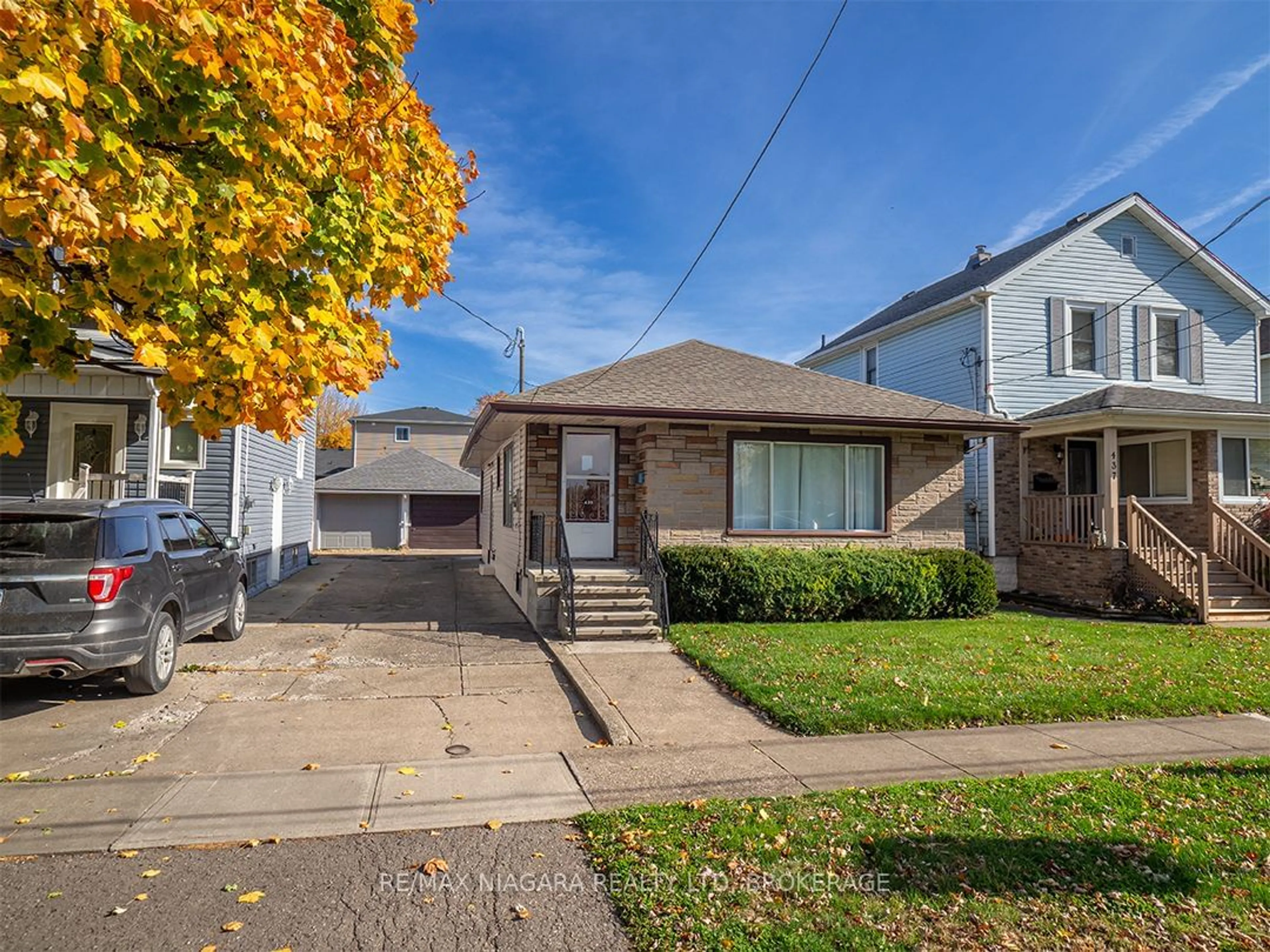 Frontside or backside of a home, the street view for 439 Davis St, Port Colborne Ontario L3K 1Z7