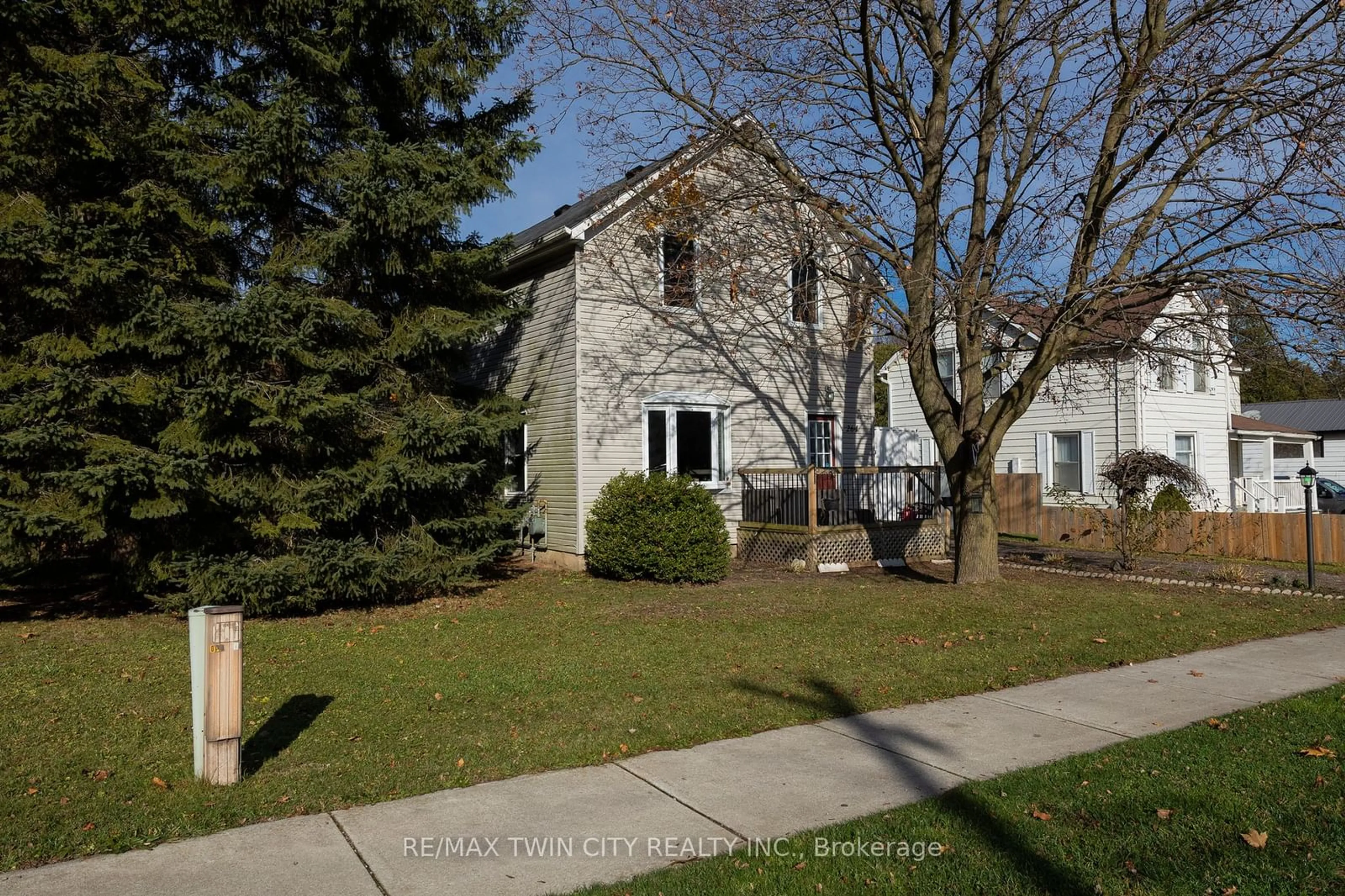 A pic from exterior of the house or condo, the street view for 264 OAKLAND Rd, Brant Ontario N0E 1R0