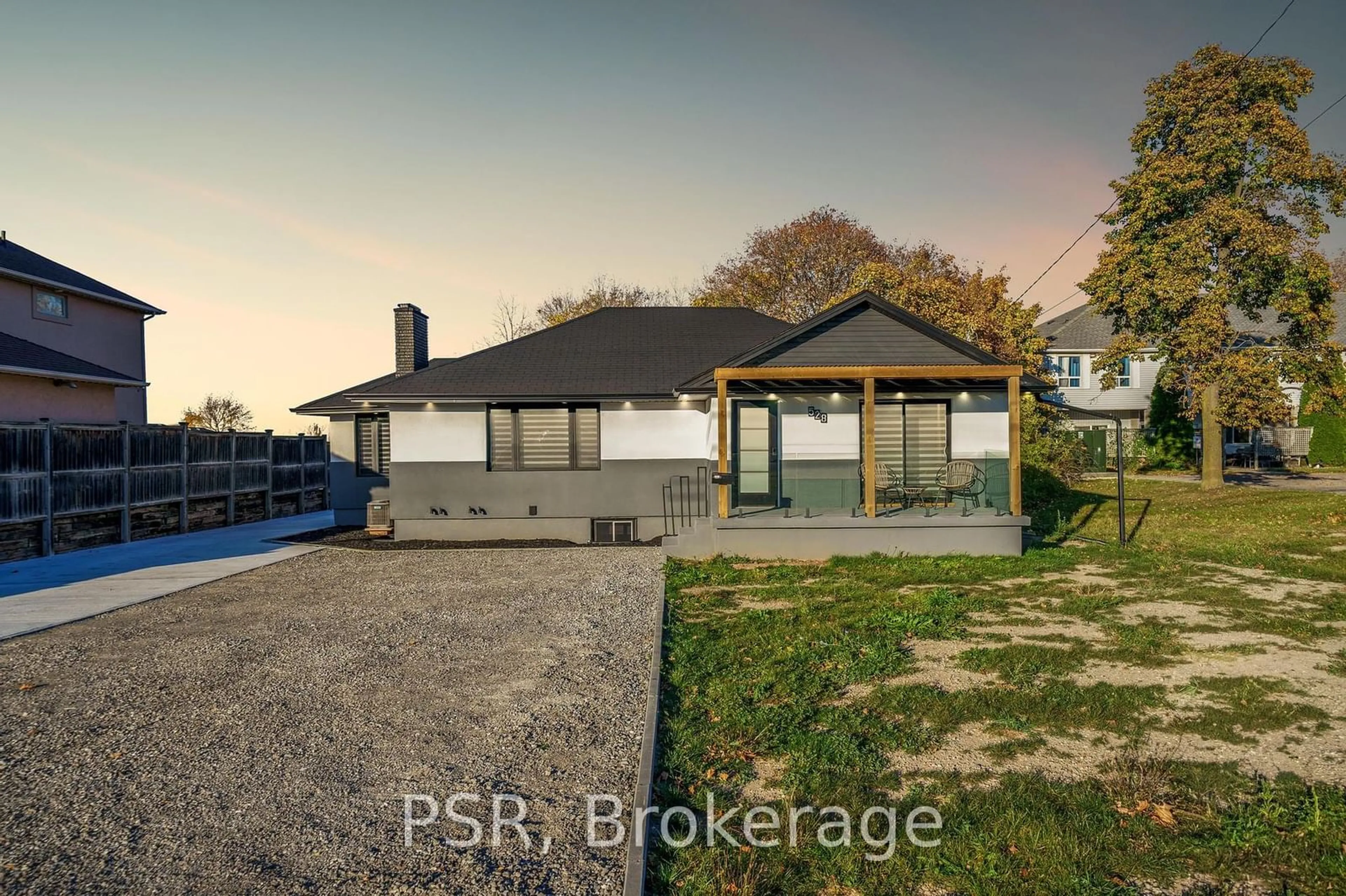 Frontside or backside of a home, cottage for 528 Main St, Grimsby Ontario L3M 1T5