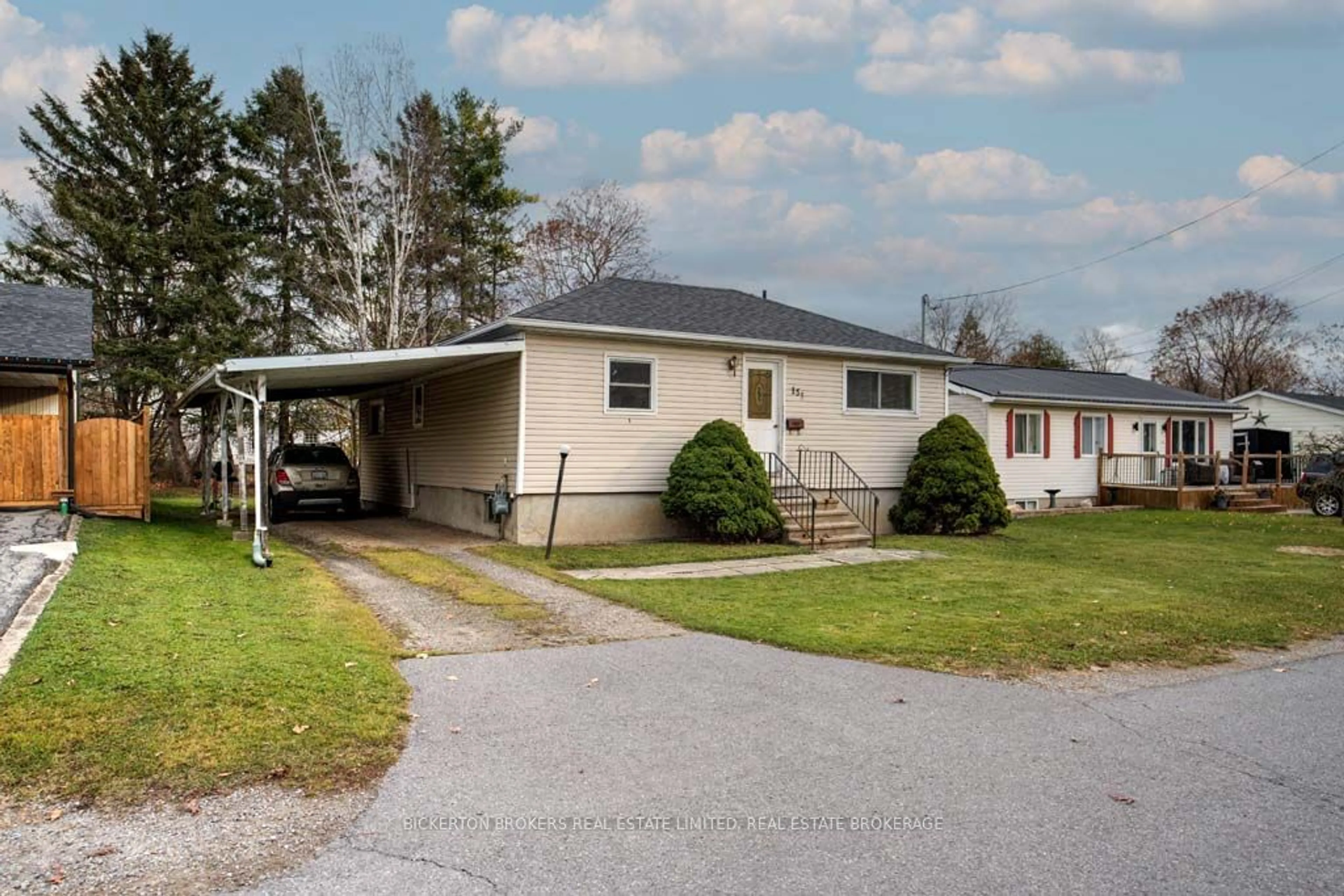 Frontside or backside of a home, cottage for 155 Elm St, Gananoque Ontario K7G 2T1