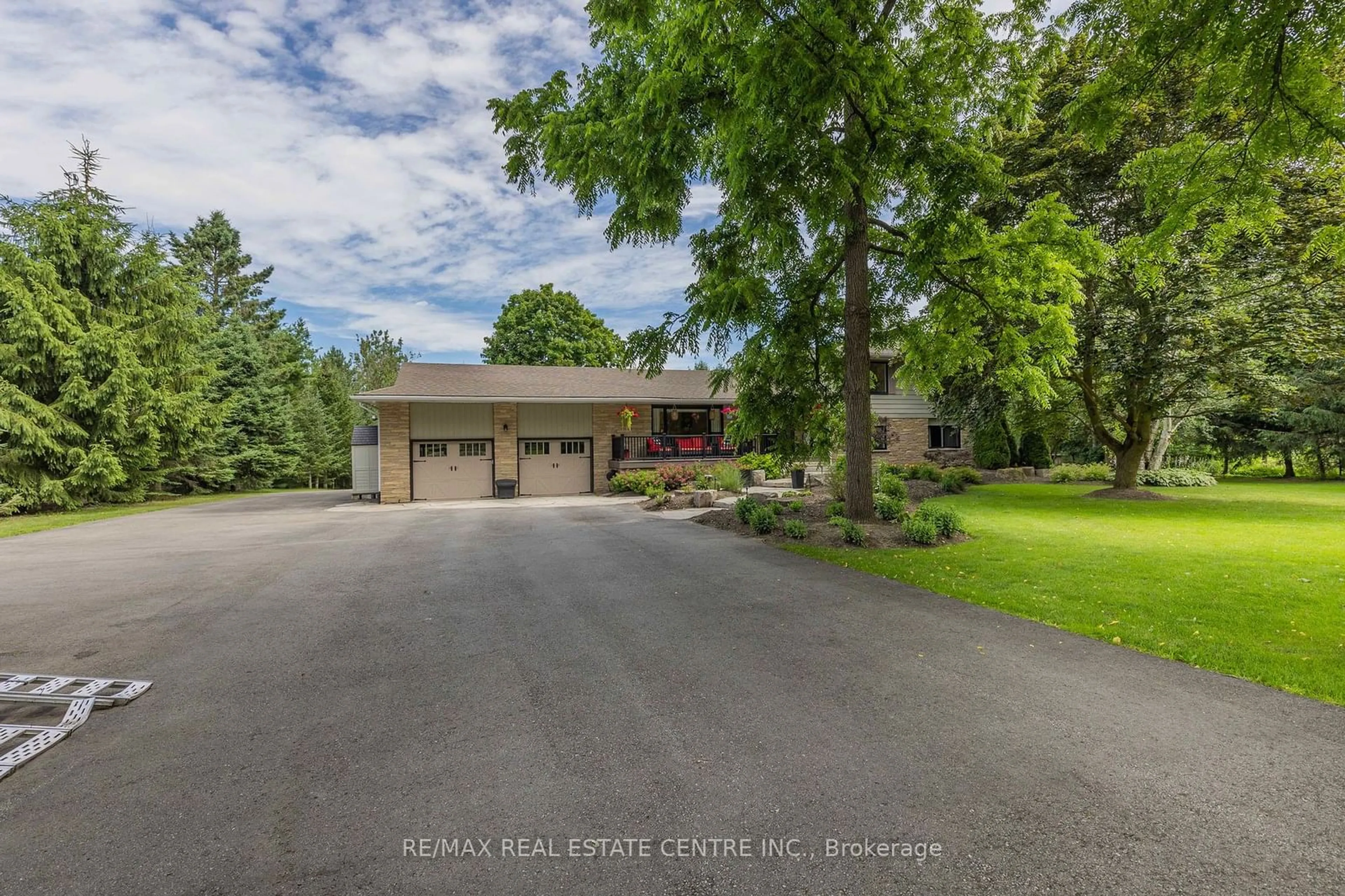 A pic from exterior of the house or condo, the street view for 3 Springview Crt, East Garafraxa Ontario L9W 6B5