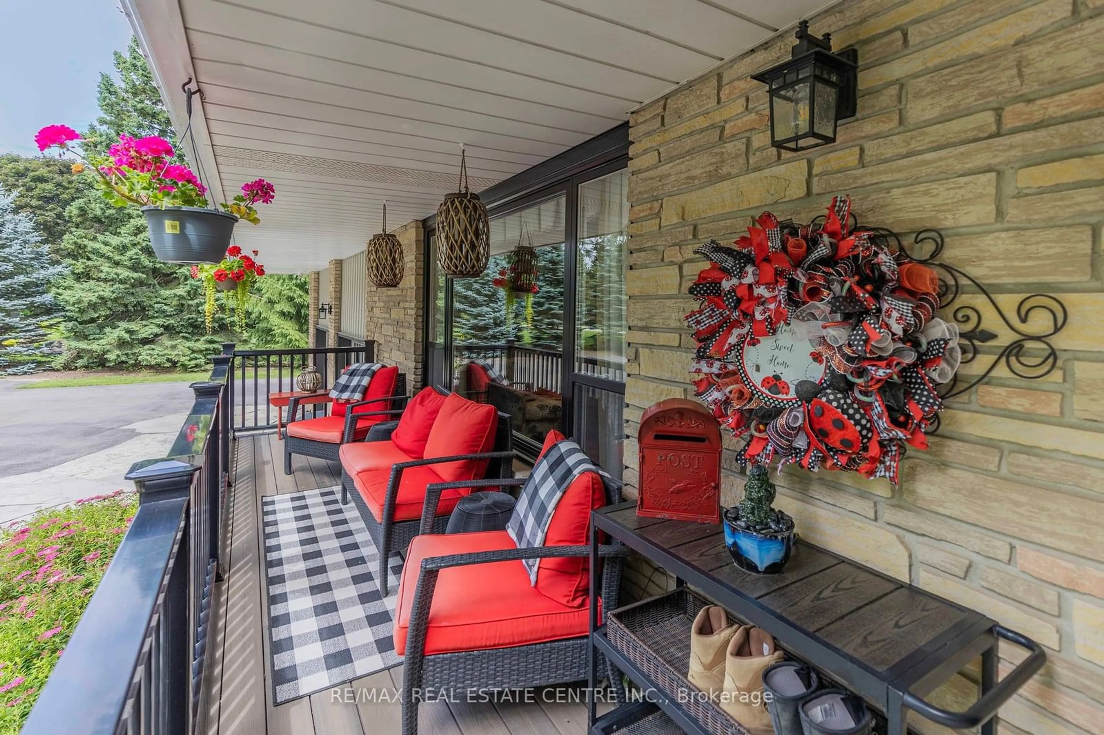 Patio, cottage for 3 Springview Crt, East Garafraxa Ontario L9W 6B5