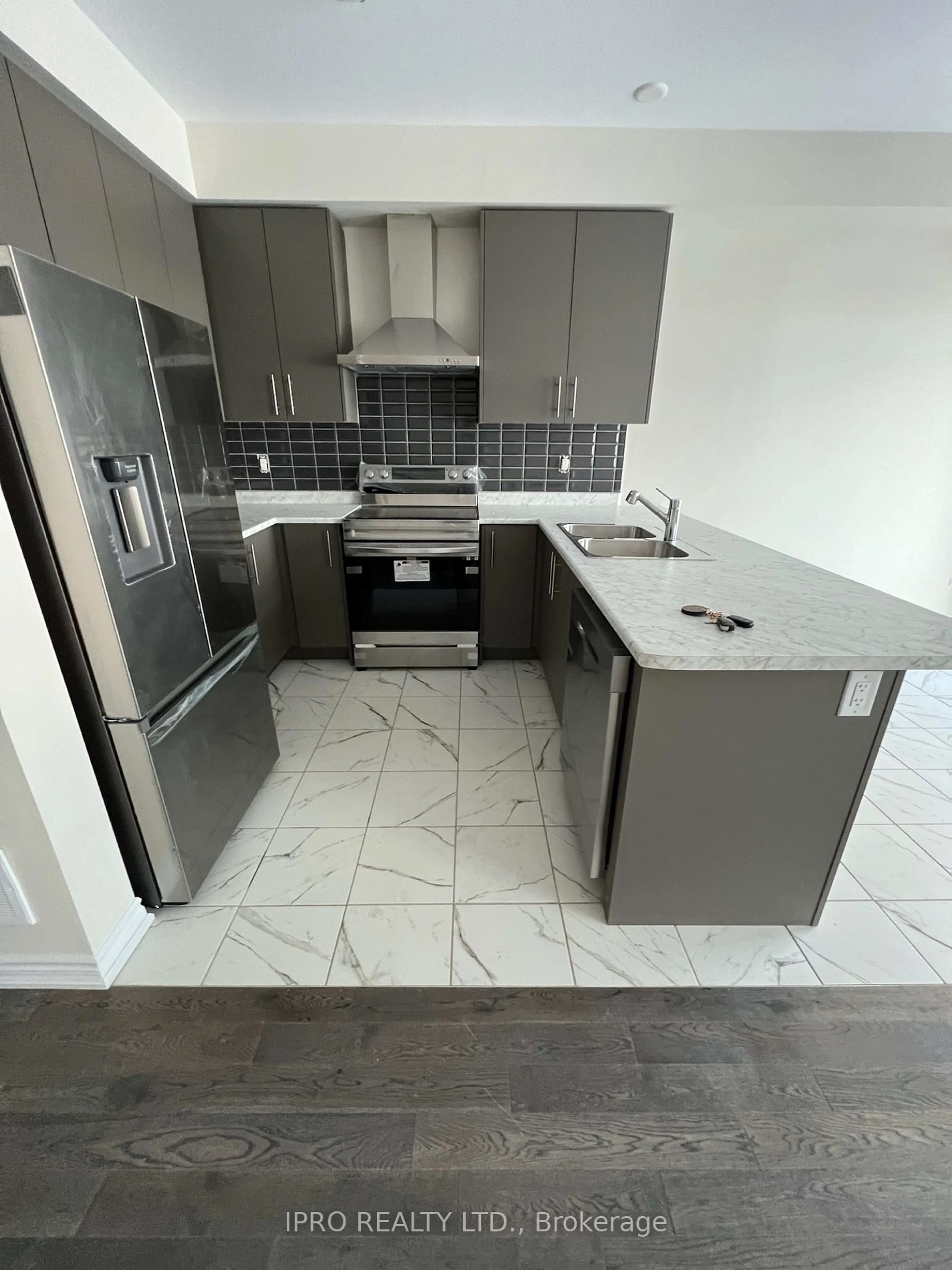 Standard kitchen, ceramic floors for 95 Vanilla Tr, Thorold Ontario L2E 6S4