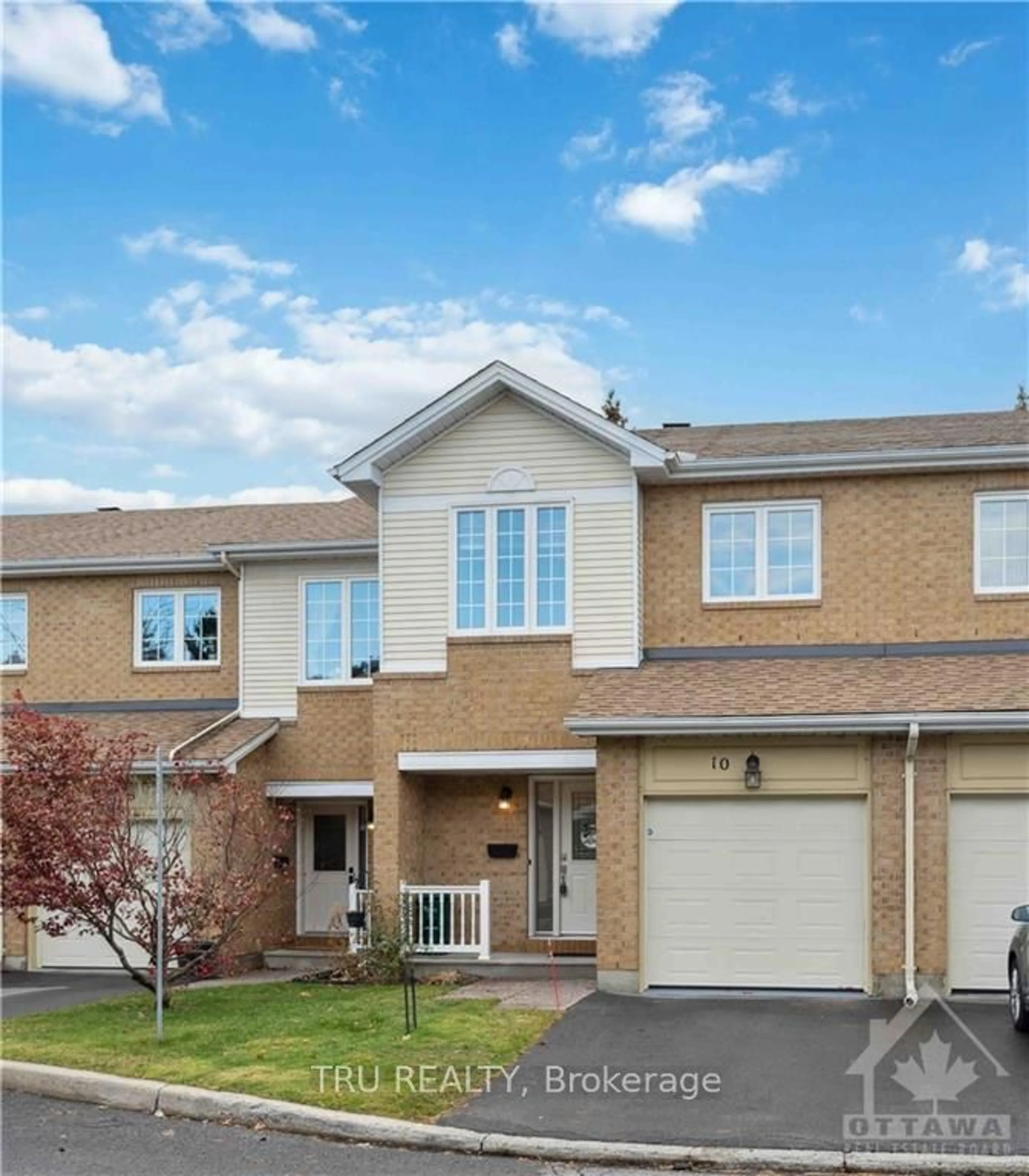 A pic from exterior of the house or condo, the street view for 10 STONEBRIAR Dr, South of Baseline to Knoxdale Ontario K2G 5Y2