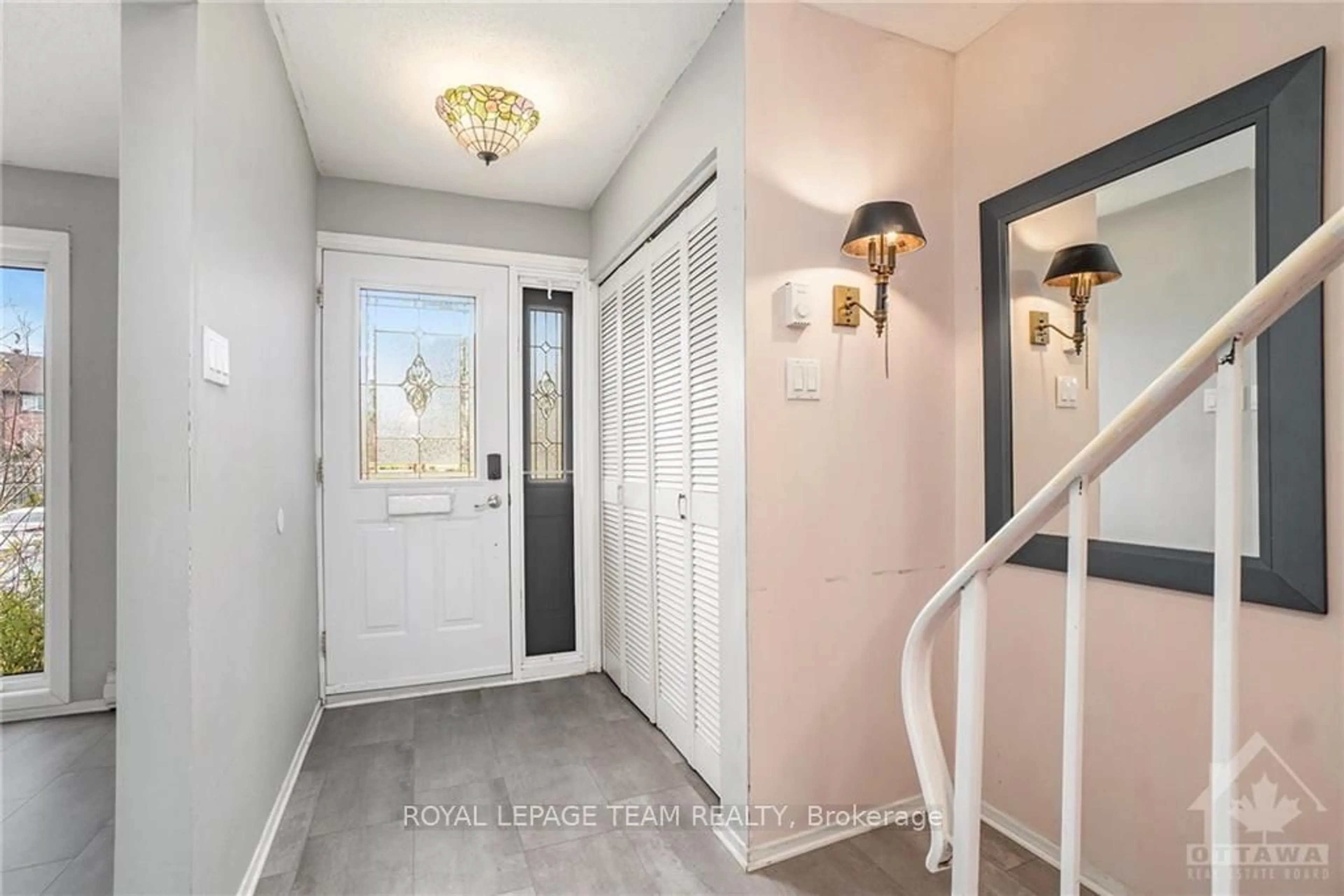 Indoor entryway, wood floors for 161 HUNTRIDGE, Hunt Club - Windsor Park Village and Area Ontario K1V 9J3