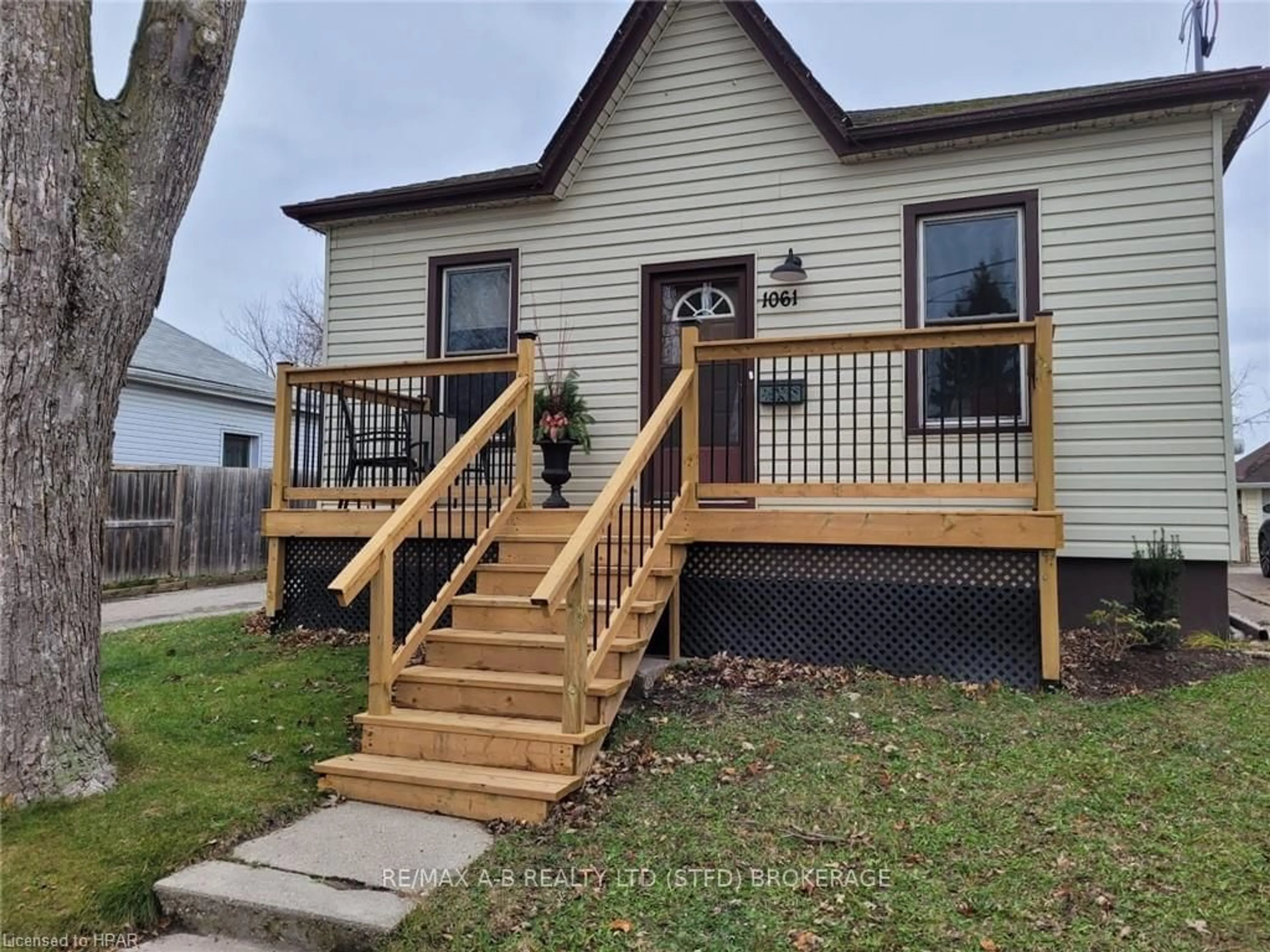 Frontside or backside of a home, cottage for 1061 Margaret St, London Ontario N5W 2J9